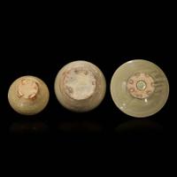 Two Chinese Yue celadon-glazed stoneware jars and a bowl 越窑青釉罐两件及一小碗 Jin dynasty to Tang dynasty ???