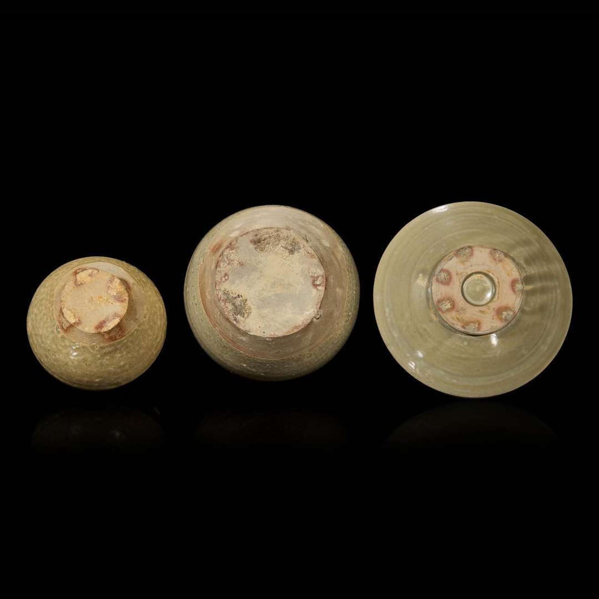 Two Chinese Yue celadon-glazed stoneware jars and a bowl 越窑青釉罐两件及一小碗 Jin dynasty to Tang dynasty ???