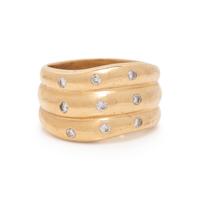 YELLOW GOLD AND DIAMOND RING