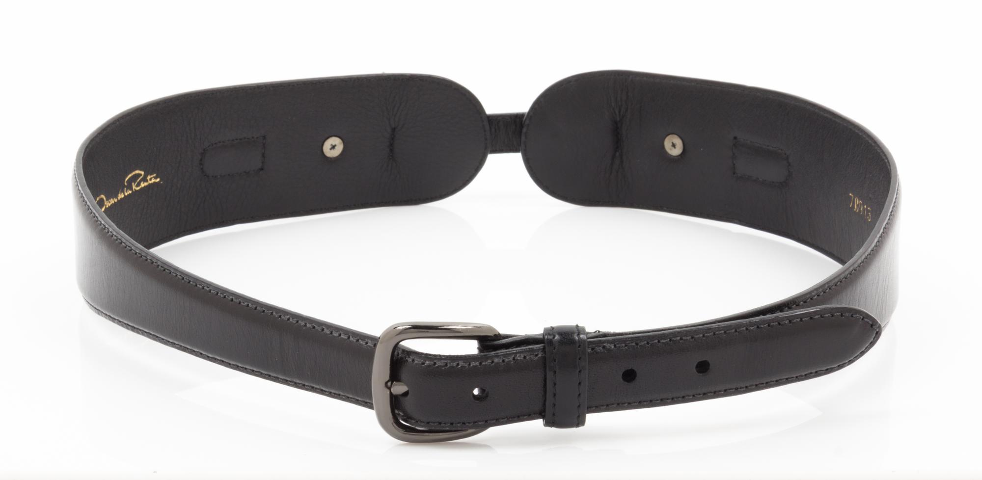 An Oscar de la Renta Black Leather Belt, 34".