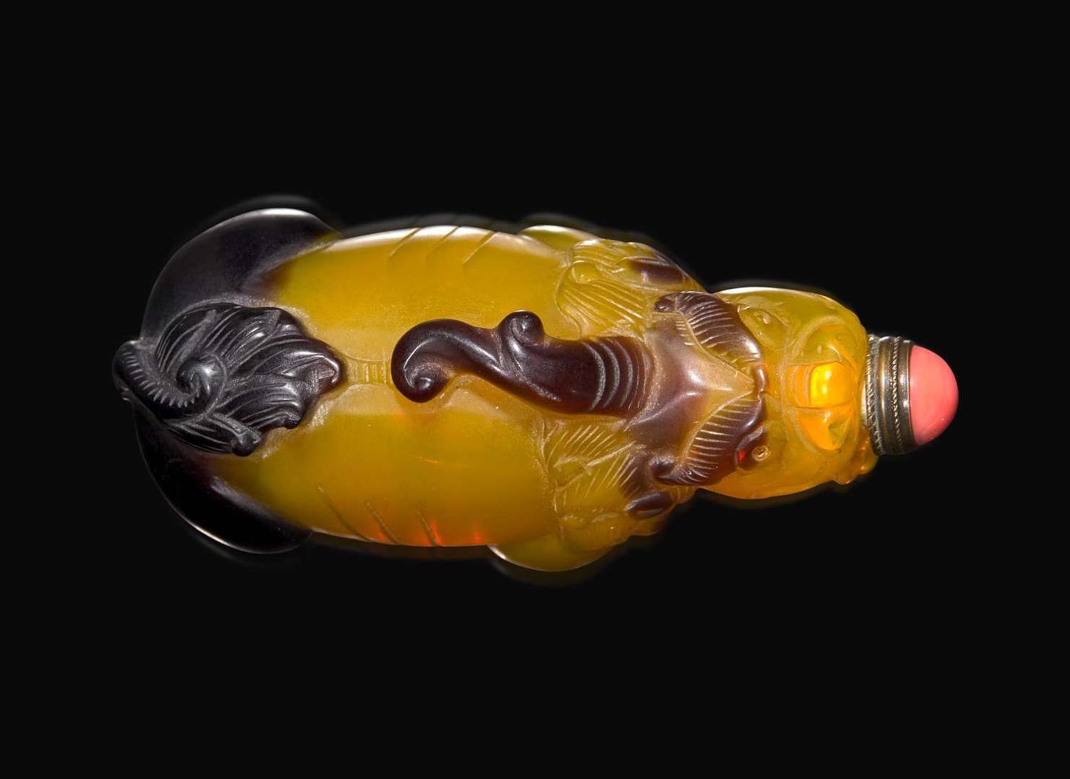 An unusual Chinese carved opalescent yellow and brown glass "Bixie" snuff bottle 棕黃琉璃辟邪鼻煙壺