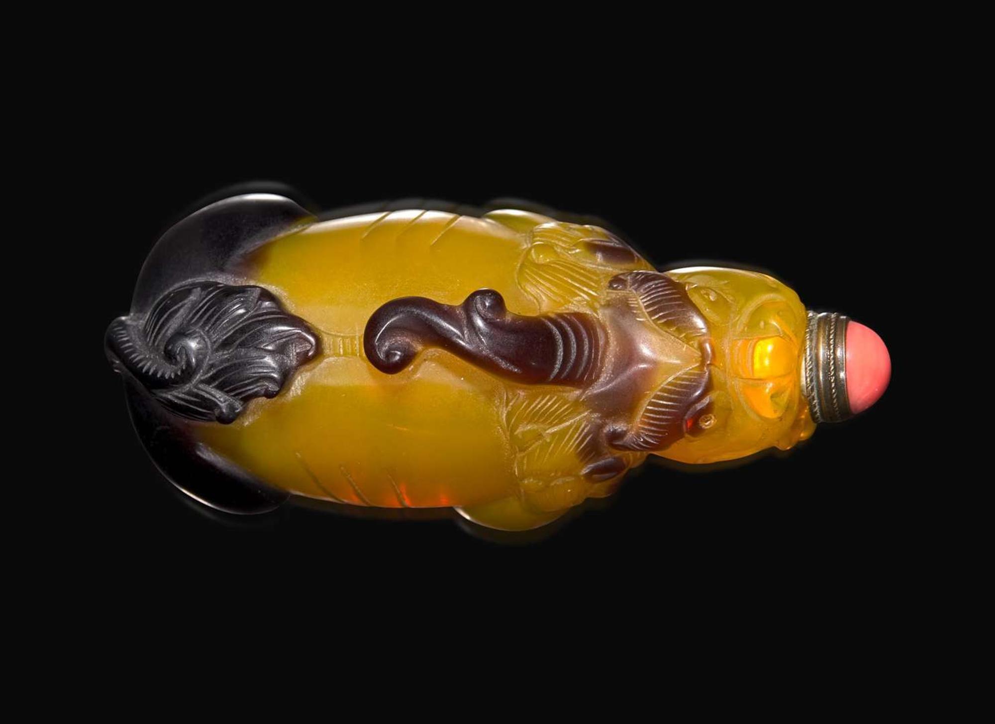 An unusual Chinese carved opalescent yellow and brown glass "Bixie" snuff bottle 棕黃琉璃辟邪鼻煙壺
