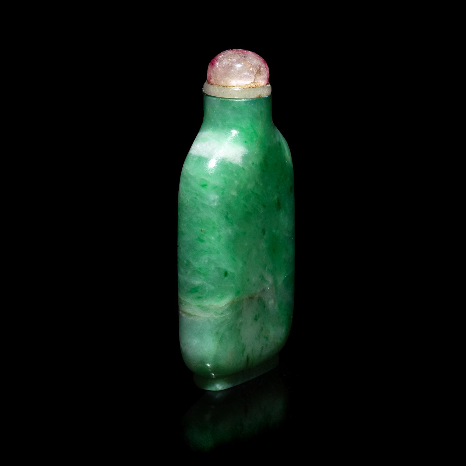 A Chinese Apple Green Jadeite Snuff Bottle, 19th-Early 20th Century 清末-民國 翡翠素面鼻煙壺
