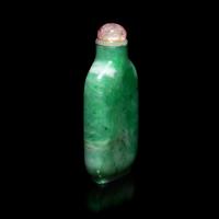 A Chinese Apple Green Jadeite Snuff Bottle, 19th-Early 20th Century 清末-民國 翡翠素面鼻煙壺