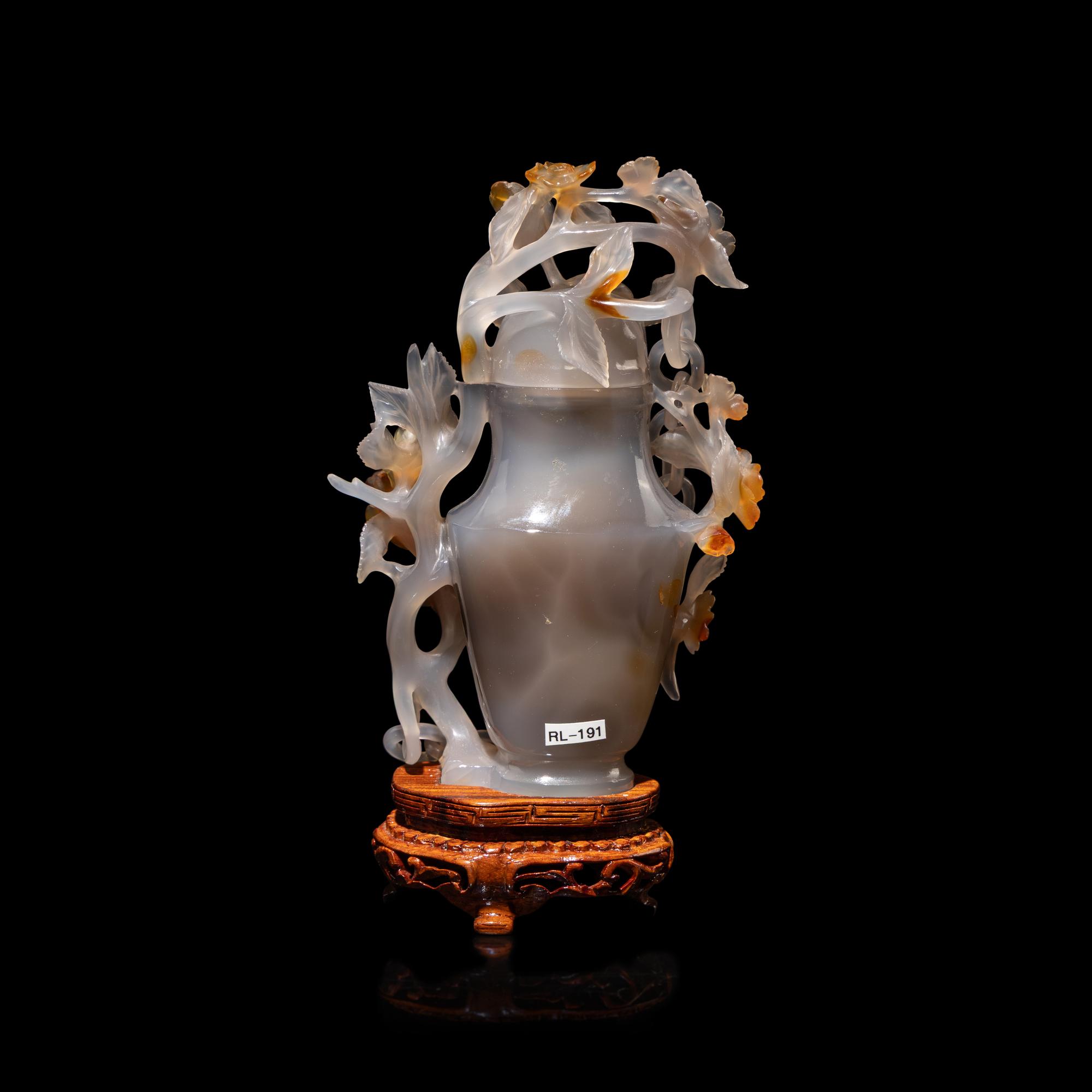 A Chinese Grey and Russet Agate Bottle Vase and Cover, 20th Century — 近代 灰瑪瑙巧雕帶鏈賞瓶
