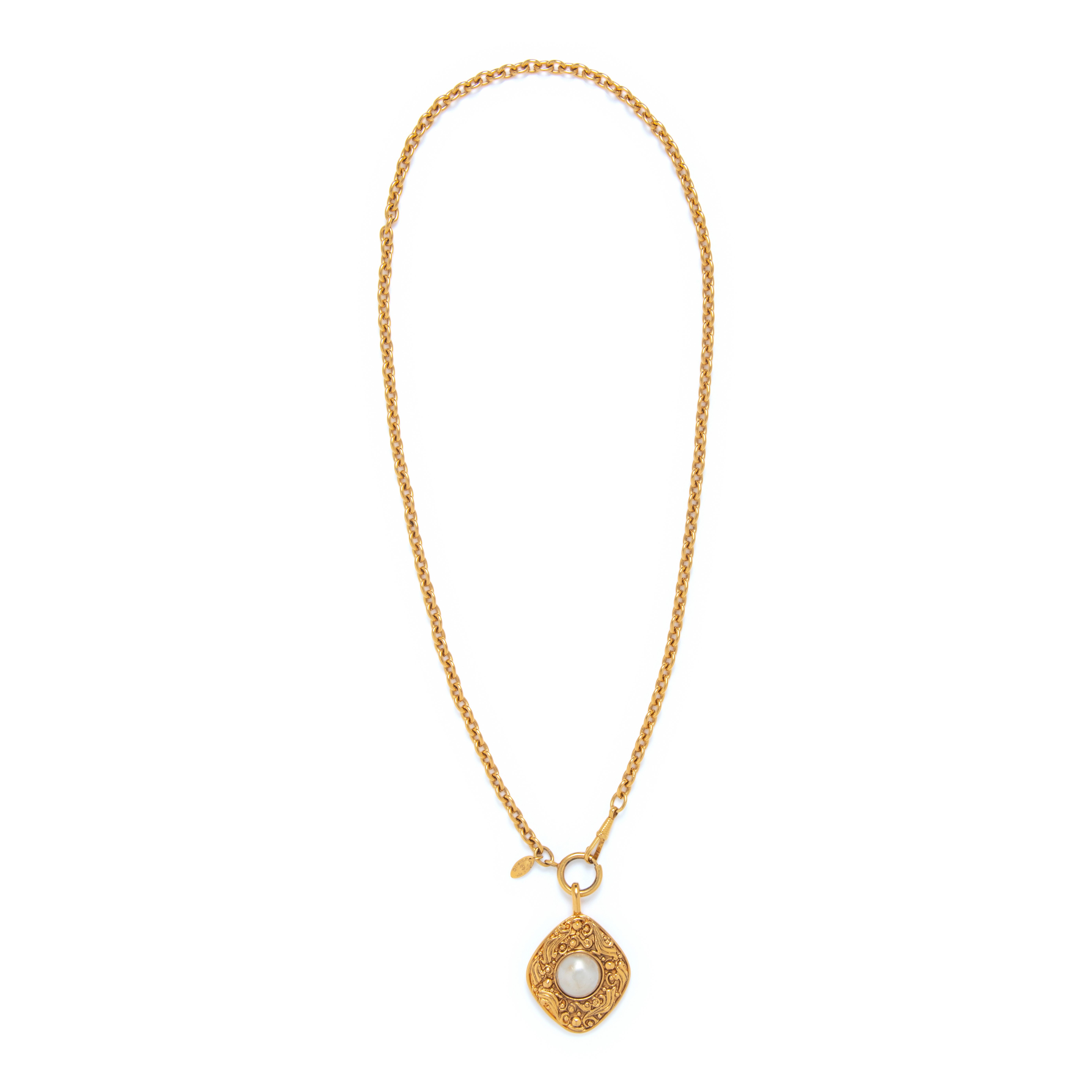 CHANEL ネックレス　トップ Chanel, Gripoix Pearl-Set Pendant Necklace | Freeman's