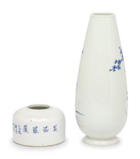 Two Chinese Blue and White Porcelain Items in the Manner of Wang Bu, 20th Century 近代 王步式青花賞瓶、水呈一組兩件