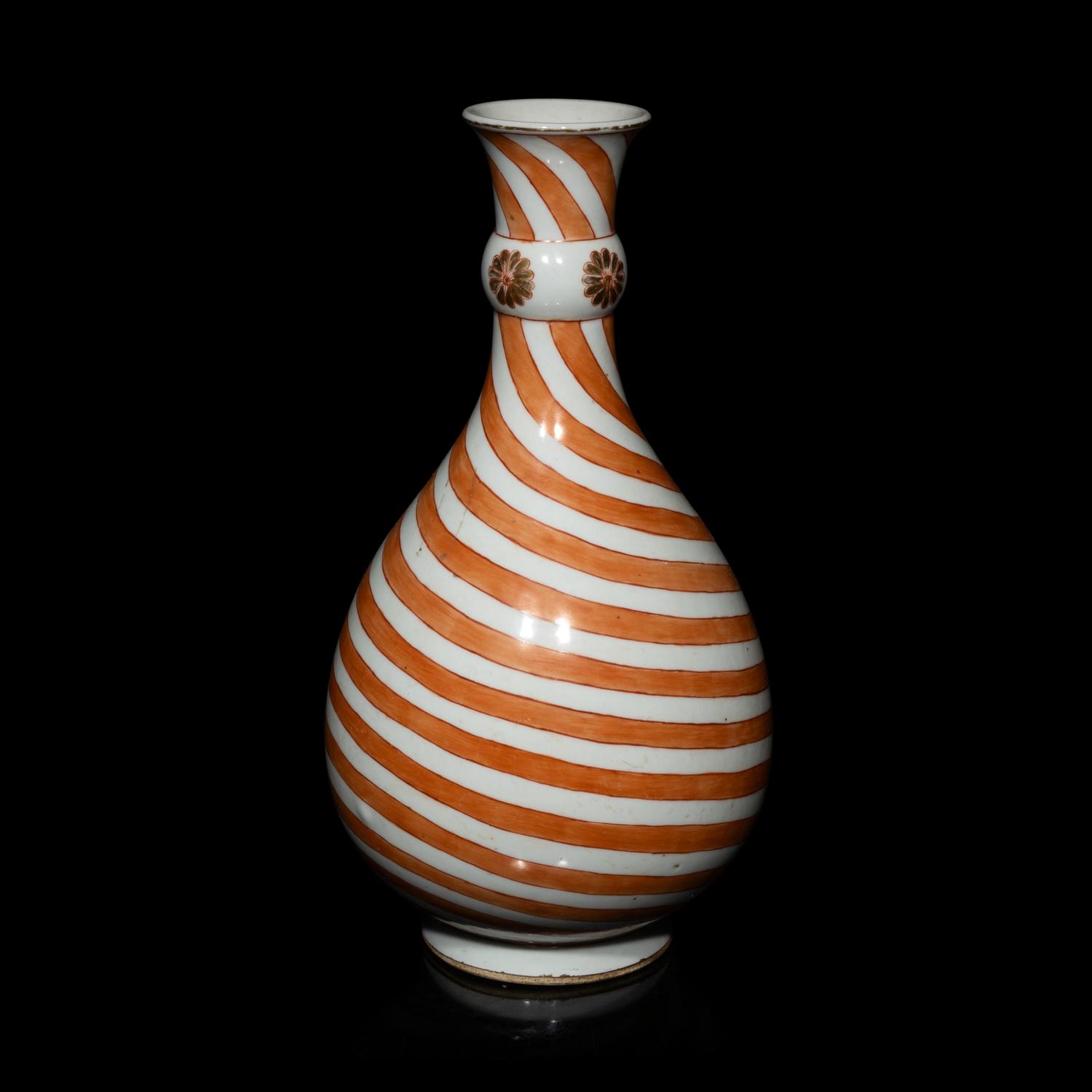 A Chinese Export Porcelain Iron Red Decorated 'Swirl' Bottle Vase, Kangxi Period 清康熙 外銷礬紅彩旋紋賞瓶
