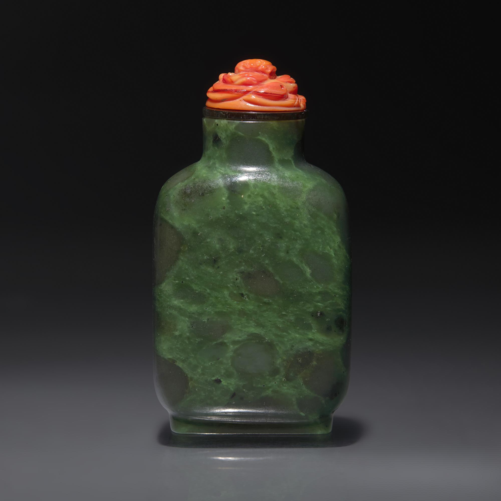 A Chinese Spinach Jade Snuff Bottle, Qing Dynasty, 19th Century — 清中期 碧玉素面鼻煙壺
