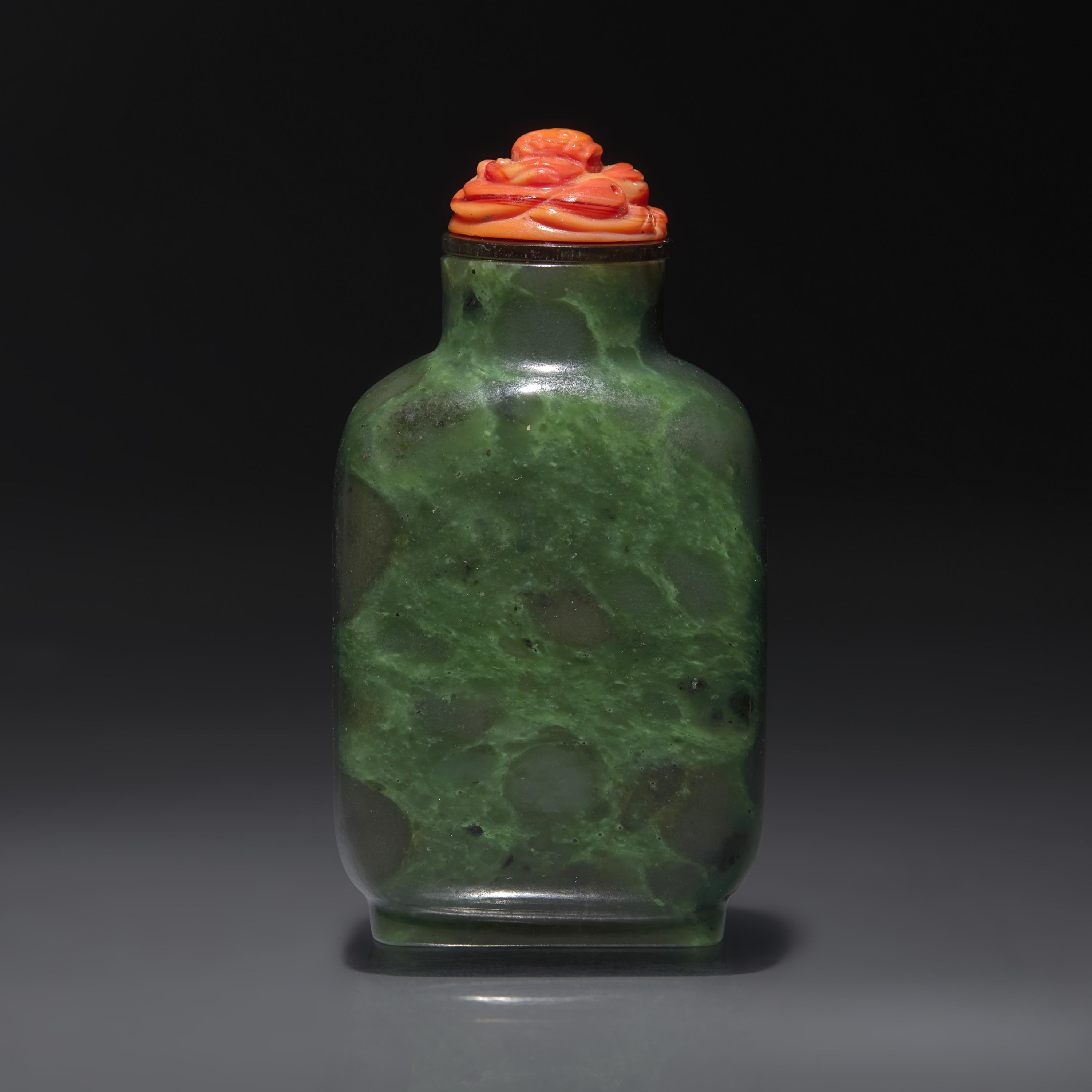A Chinese Spinach Jade Snuff Bottle, Qing Dynasty, 19th Century — 清中期 碧玉素面鼻煙壺