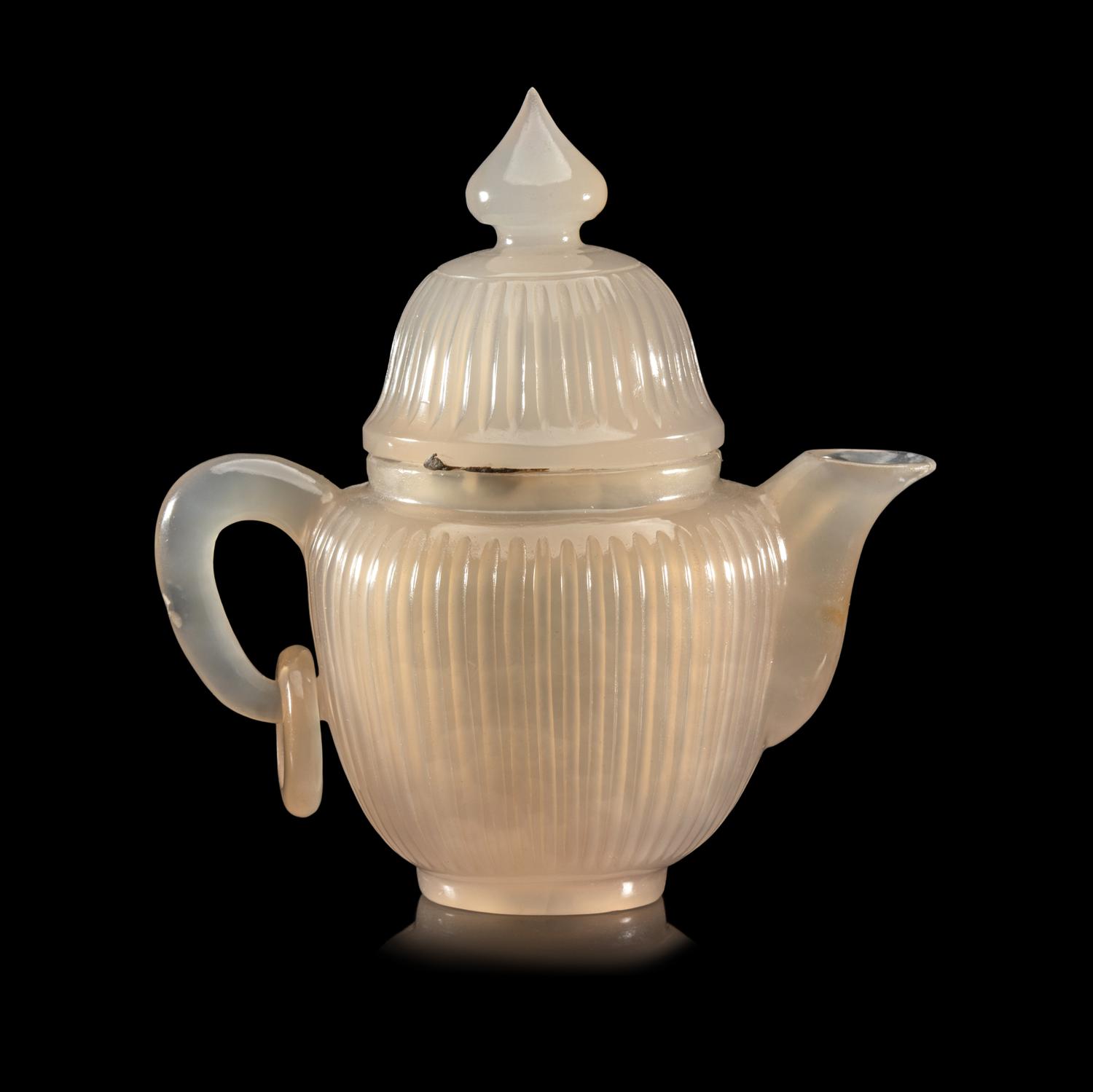 A Carved Agate 'Chrysanthemum' Covered Wine Pot, Possibly 19th Century 或為清晚期 瑪瑙菊瓣紋壺