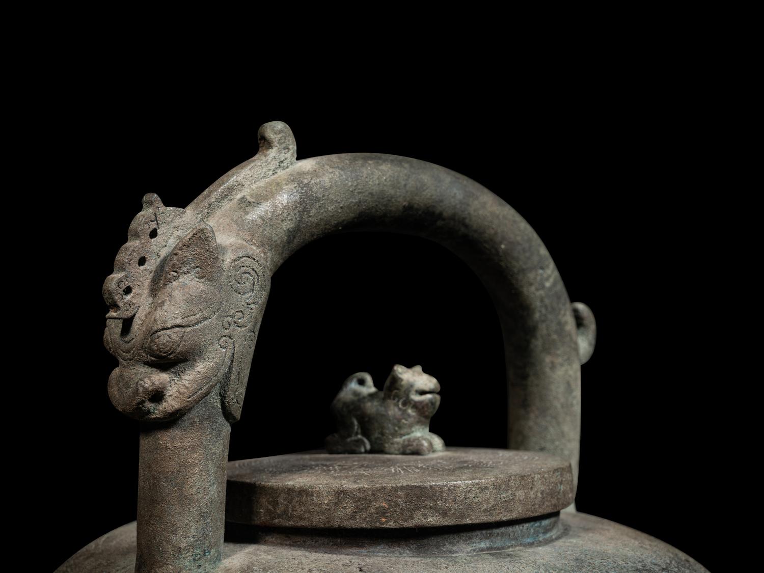 An Archaic Bronze Tripod Wine Vessel, He