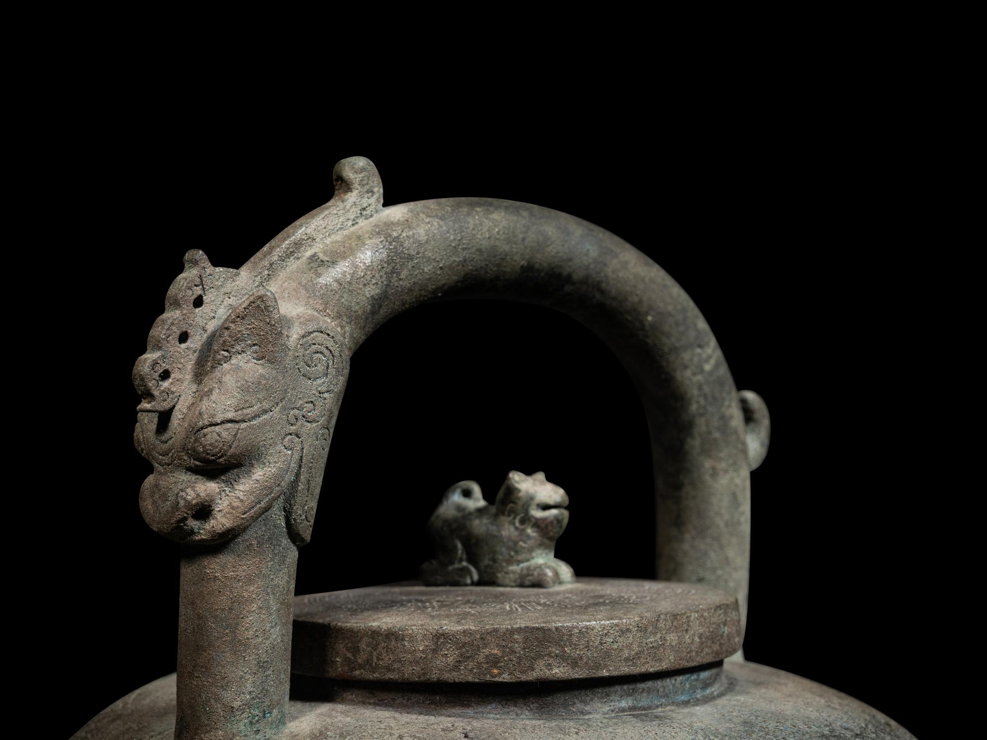An Archaic Bronze Tripod Wine Vessel, He
