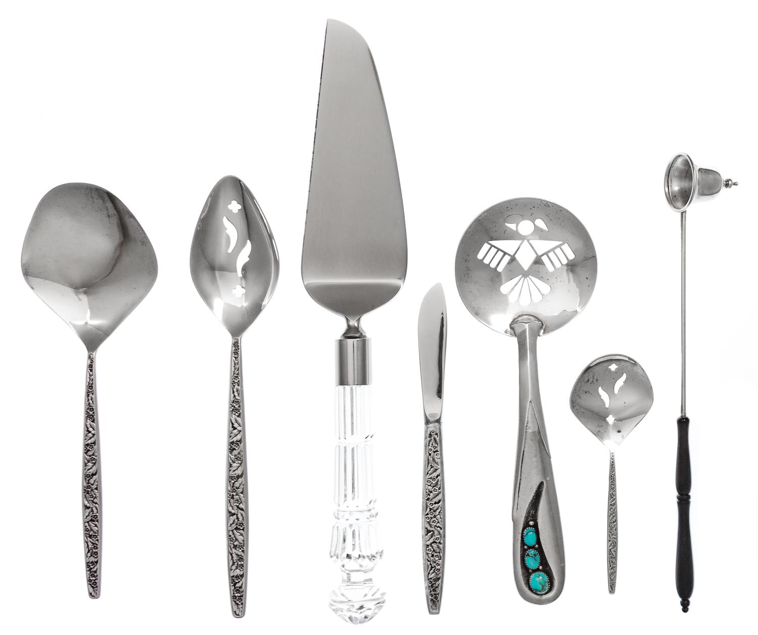 An American Silver Flatware Service, International Silver Co., Meriden, CT, Mid-20th Century, Valencia pattern, comprising: 8 dinner kn