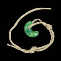 A jadeite gosok/magatama 勾形玉佩一件