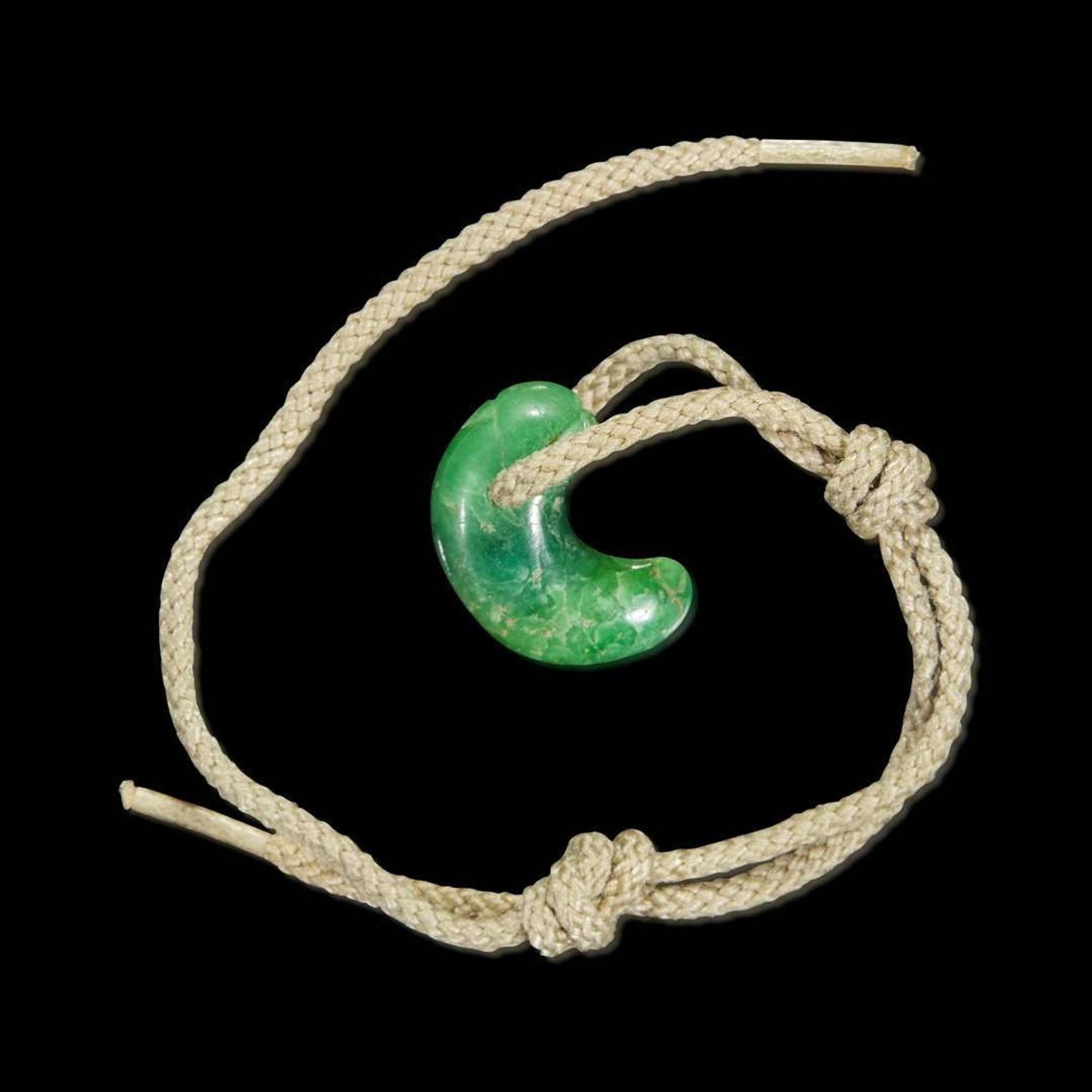 A jadeite gosok/magatama 勾形玉佩一件