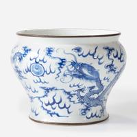 A Chinese blue and white porcelain "Dragons" jar for the Thai market 19th/ early 20th century