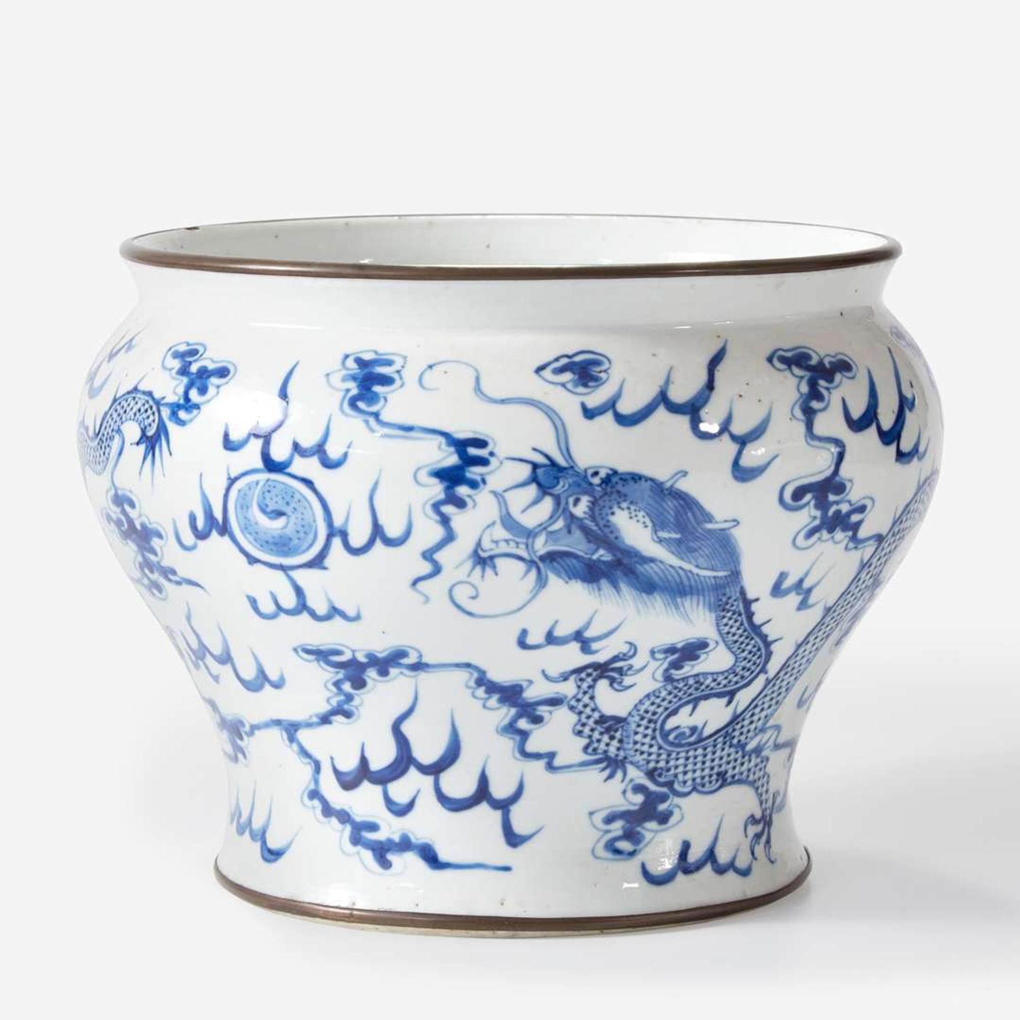 A Chinese blue and white porcelain "Dragons" jar for the Thai market 19th/ early 20th century
