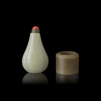 A Chinese Pale Celadon Jade Lobed Snuff Bottle and a Russet Jade Archer's Ring, 19th Century 清晚期 青白玉瓜形鼻煙壺及灰白玉扳指