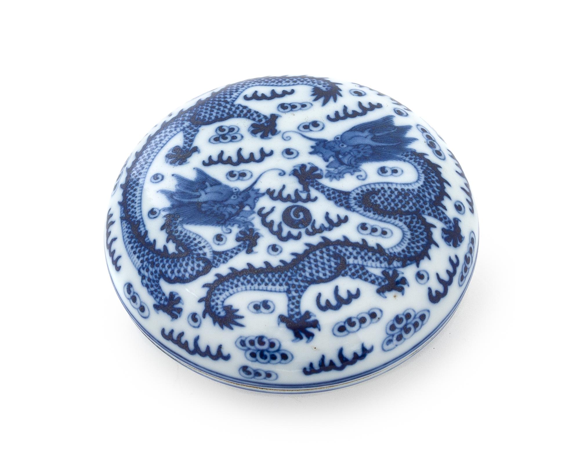 A Blue and White Porcelain Seal Paste Covered Box, Yinse He Diameter 4 1/2 inches. — XIANFENG PERIOD (1851-1861)
