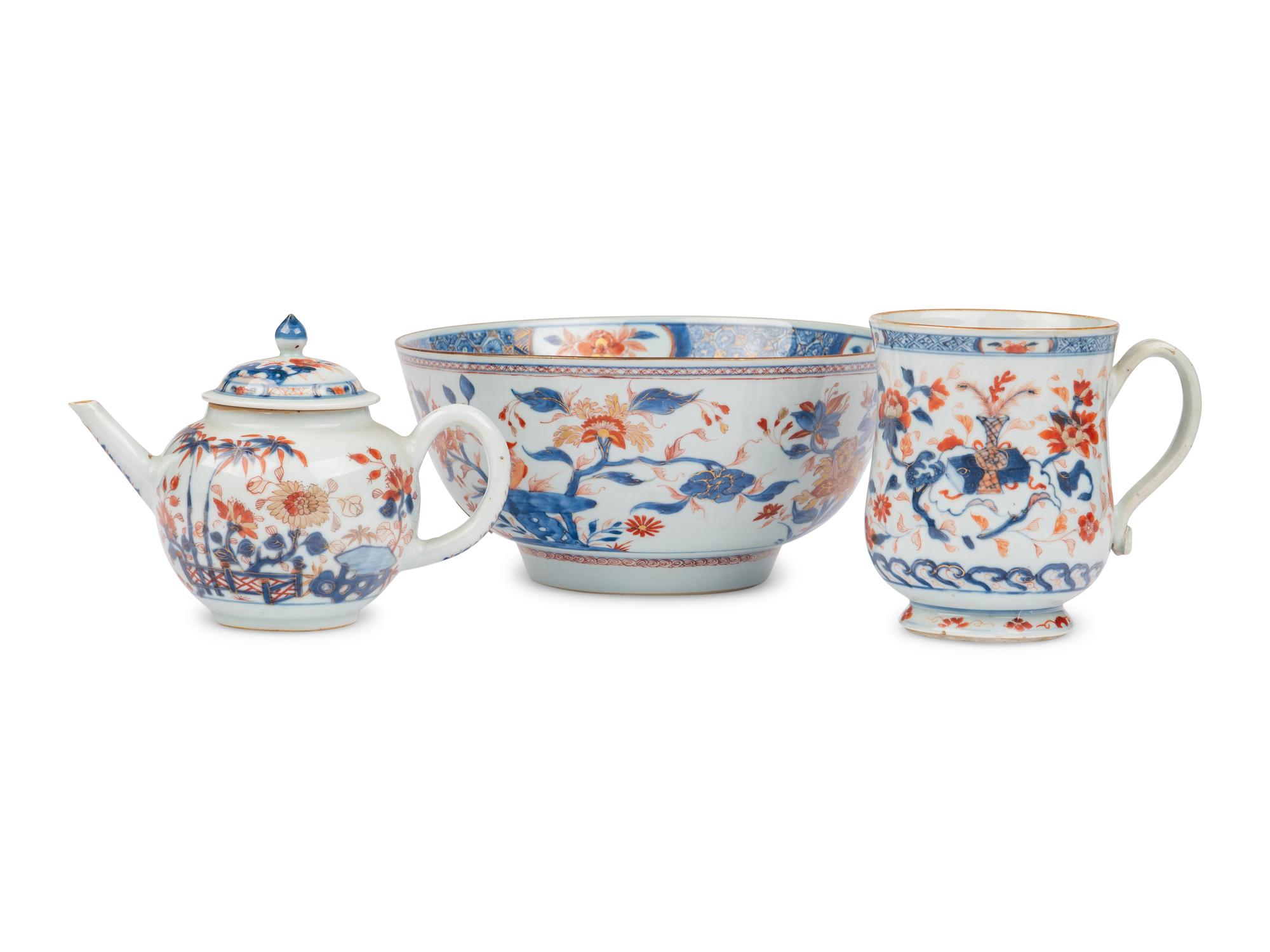 A Group of Three Chinese Export Porcelain Articles
