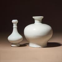 Two Chinese Blanc-de-Chine Porcelain Vases, 17th-18th Century — 清早期 德化白瓷瓶兩件