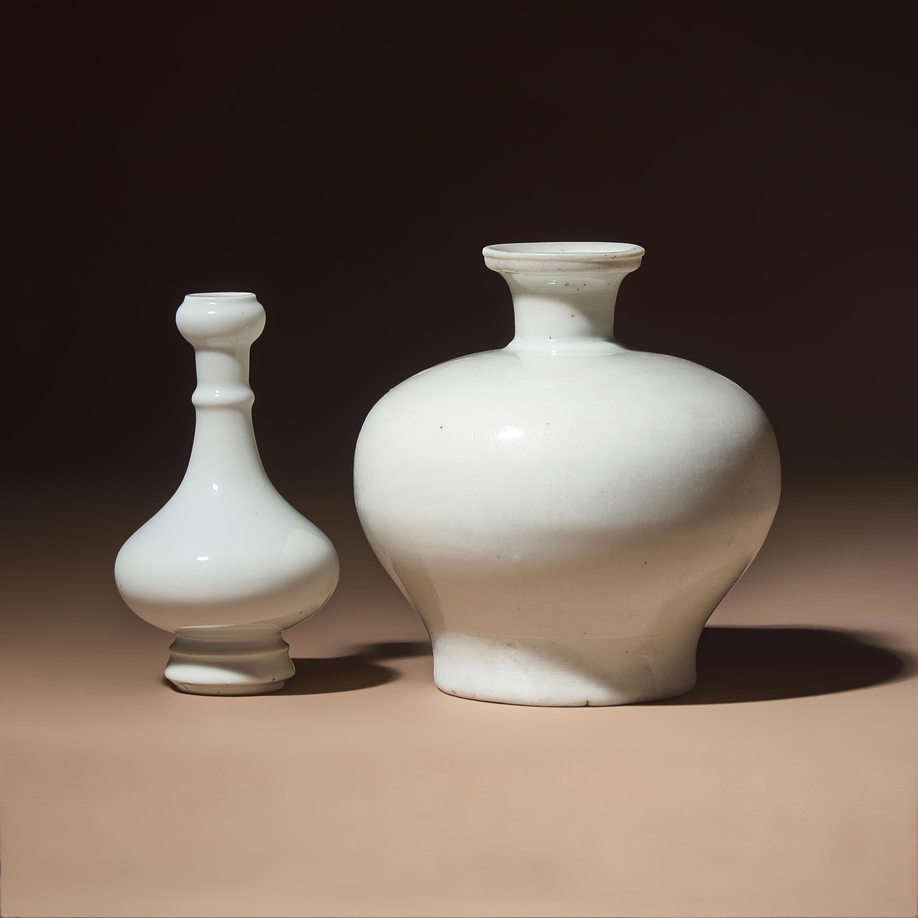 Two Chinese Blanc-de-Chine Porcelain Vases, 17th-18th Century — 清早期 德化白瓷瓶兩件