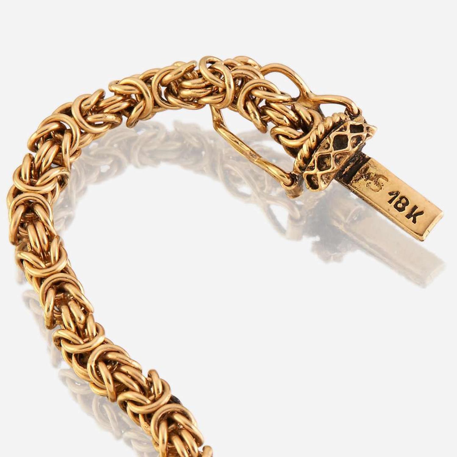 An eighteen karat gold necklace