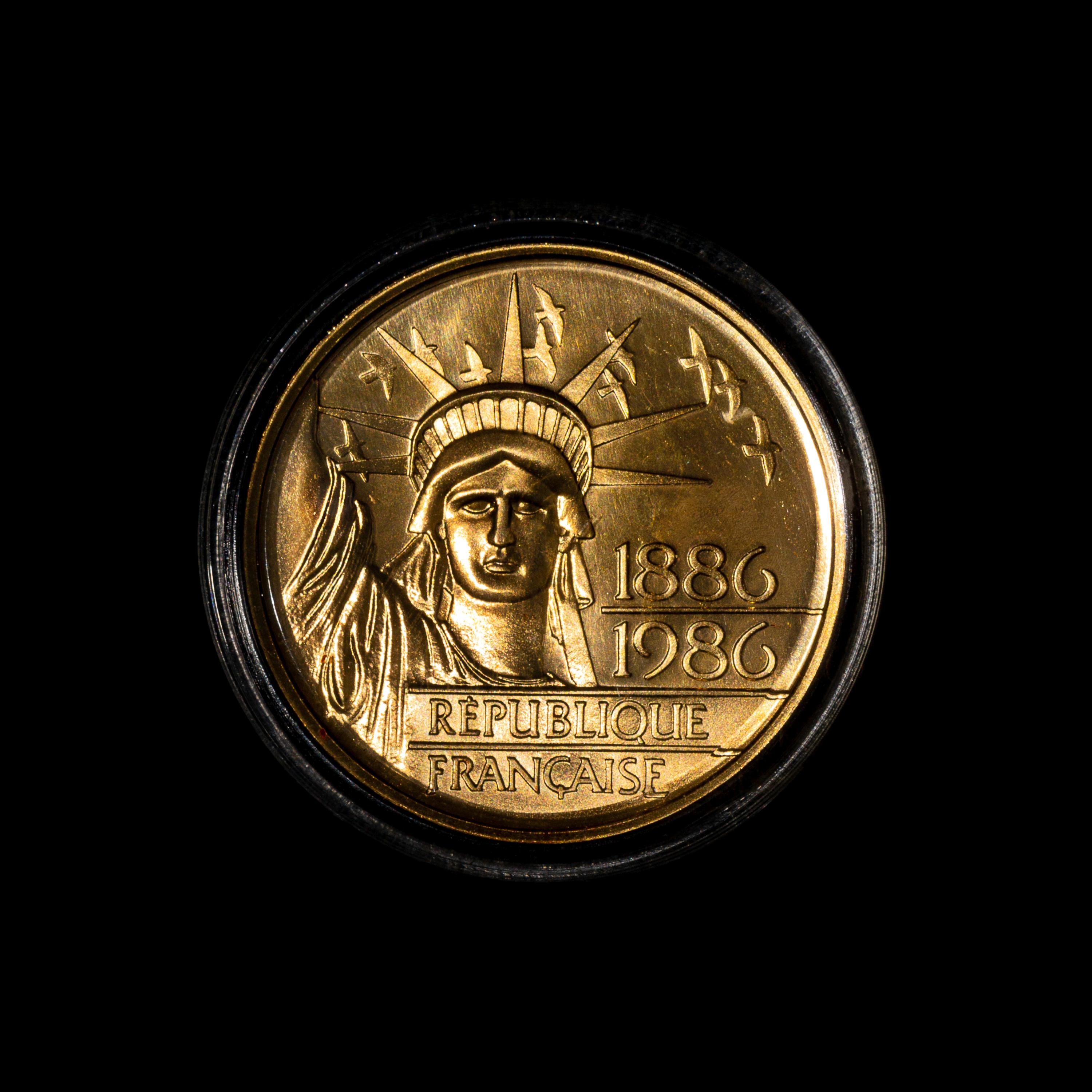 *A French Republic 1986 Statue of Liberty Centennial 100 Franc Gold Coin