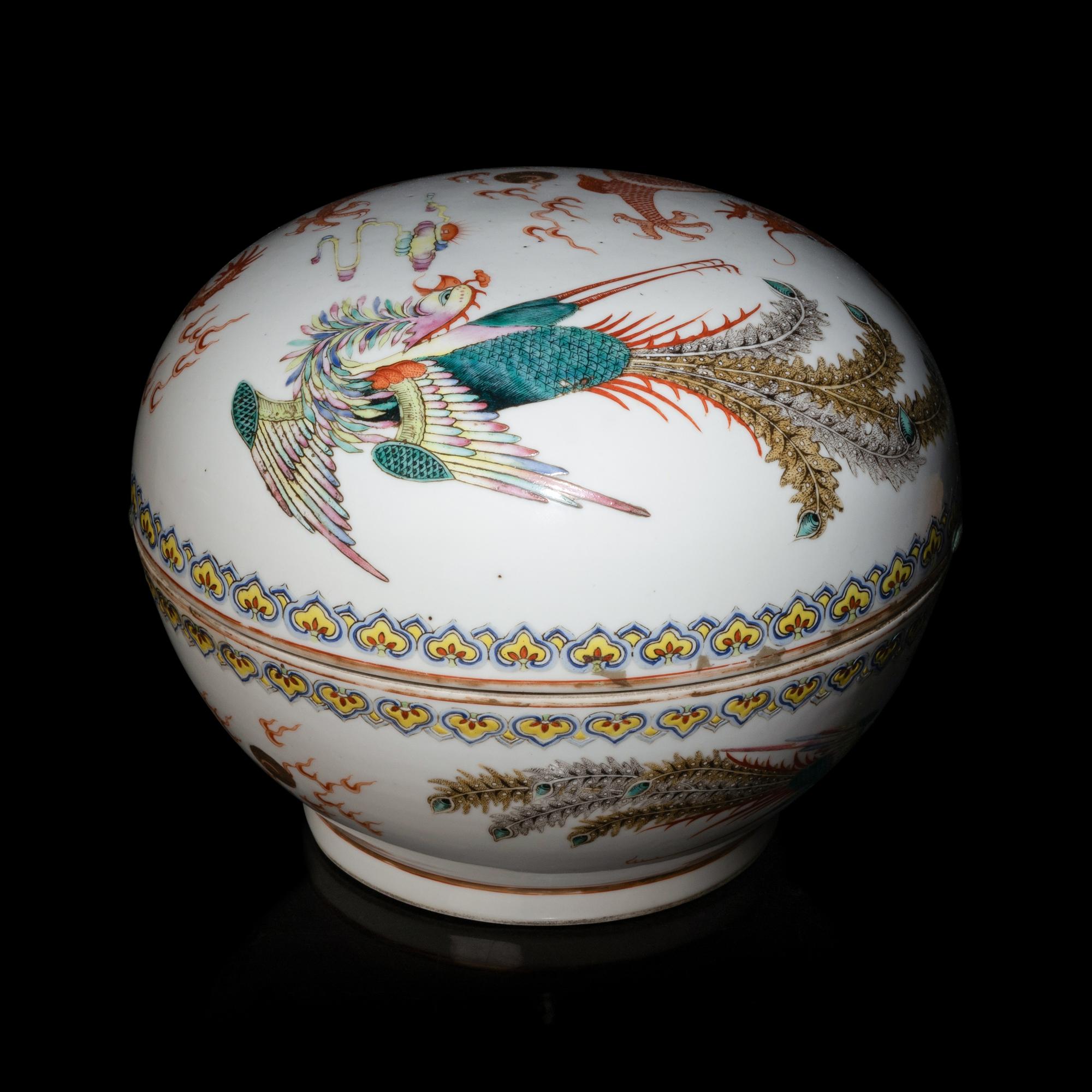 A Chinese Famille Rose Porcelain 'Dragon and Phoenix' Box and Cover, Late 19th/Early 20th Century 晚清/民國 粉彩龍鳳紋大捧盒