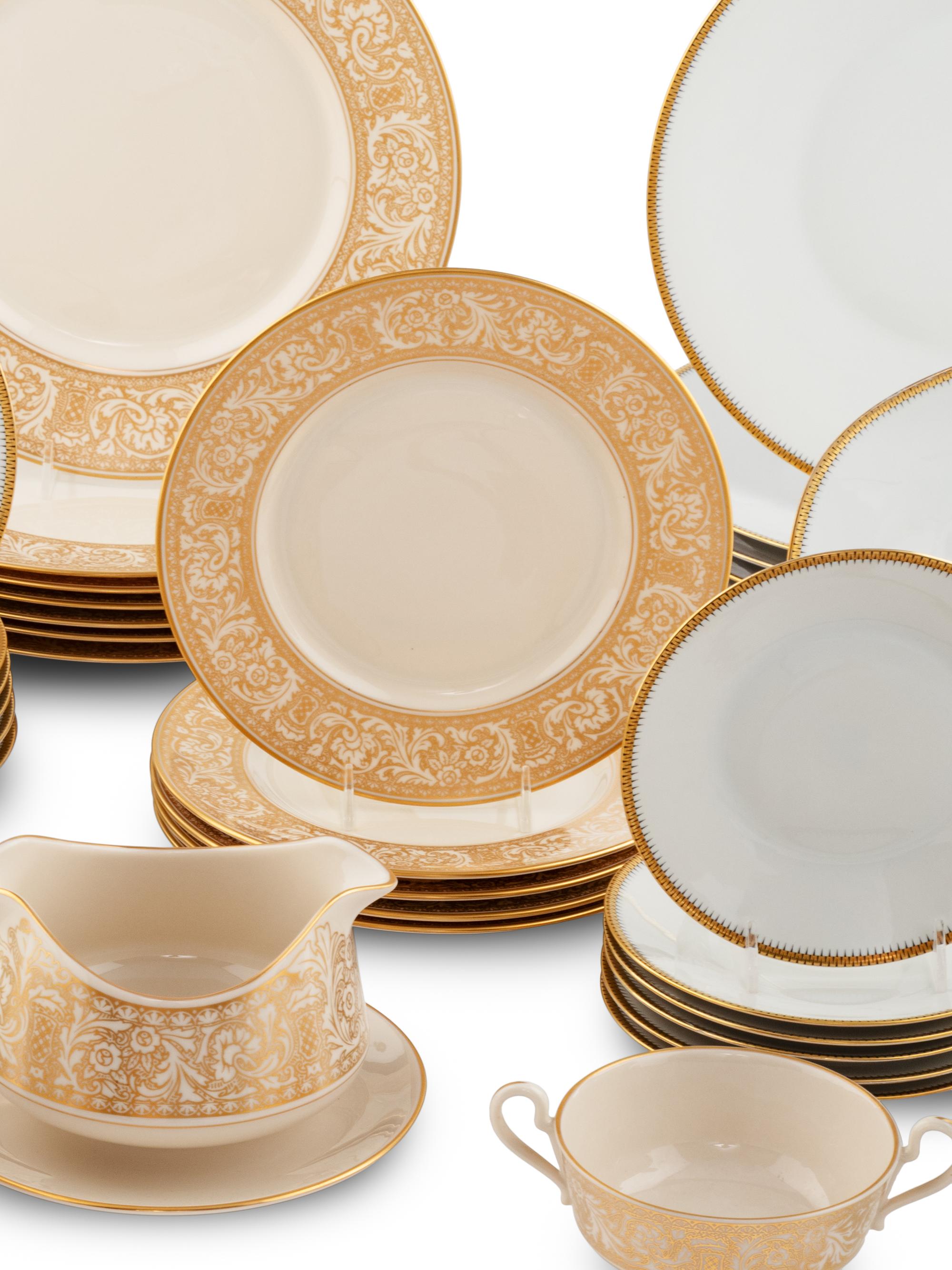 A Franciscan Porcelain Dinner Service
