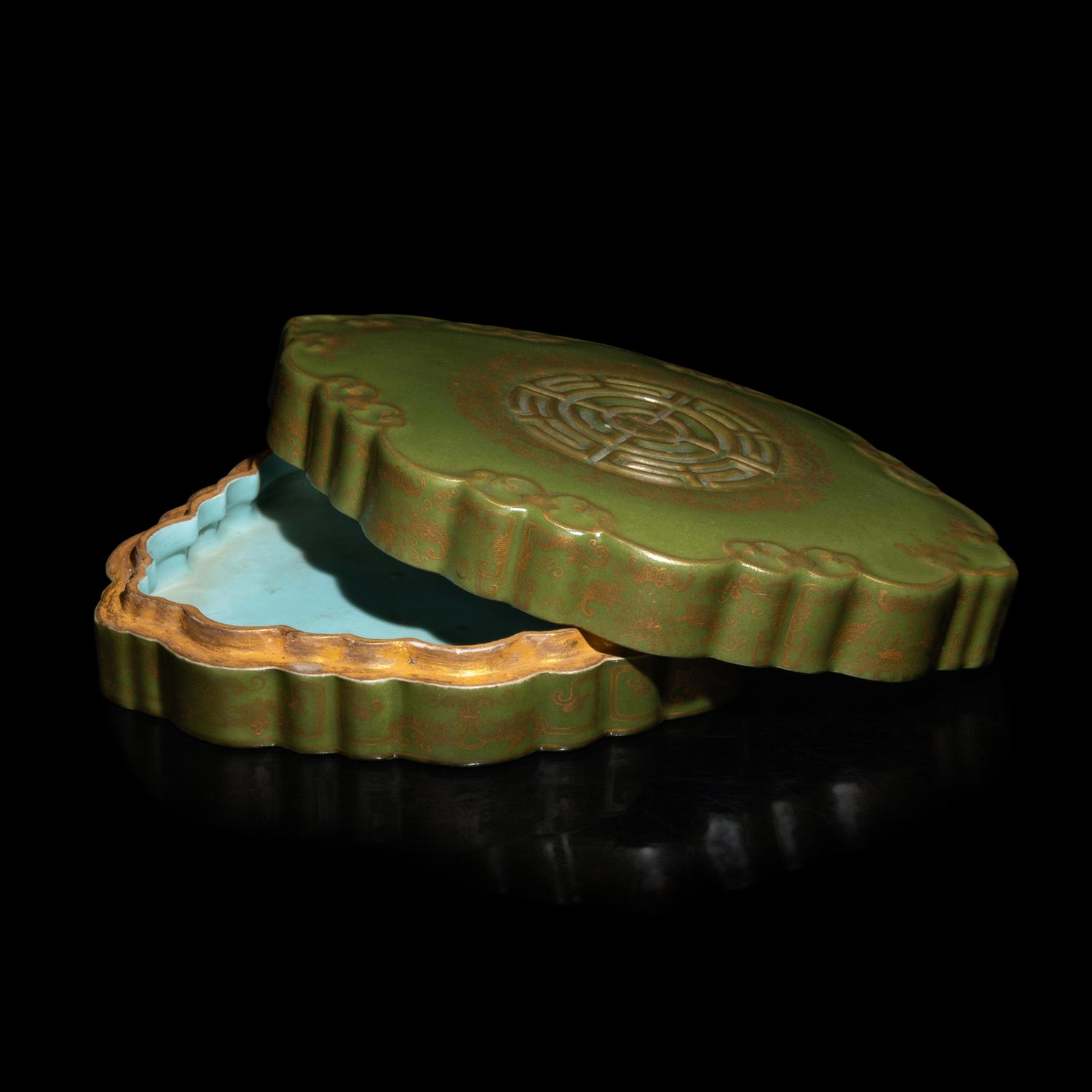 A Chinese Gilt Decorated 'Tea Dust' Glazed Lobed Box and Cover, Qianlong Mark 乾隆款 茶葉末地描金團壽紋海棠式蓋盒
