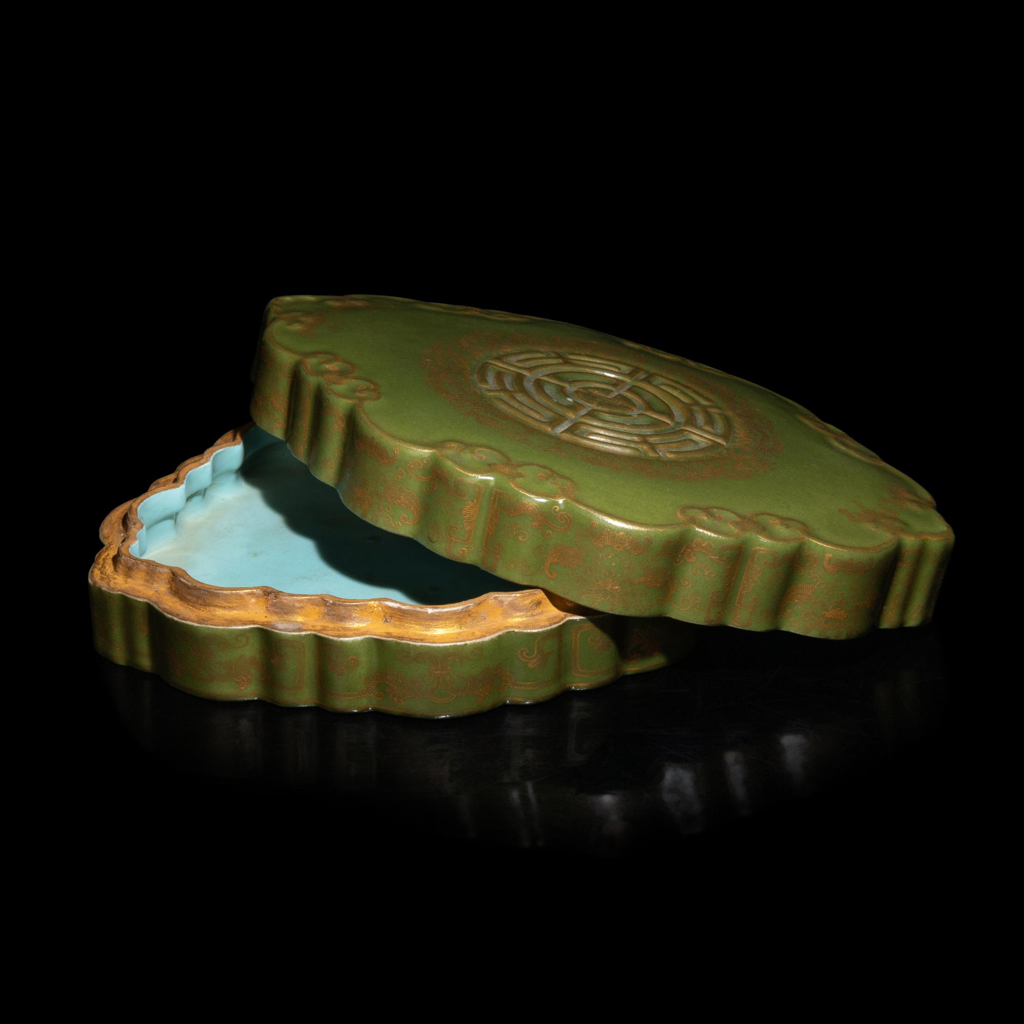 A Chinese Gilt Decorated 'Tea Dust' Glazed Lobed Box and Cover, Qianlong Mark 乾隆款 茶葉末地描金團壽紋海棠式蓋盒