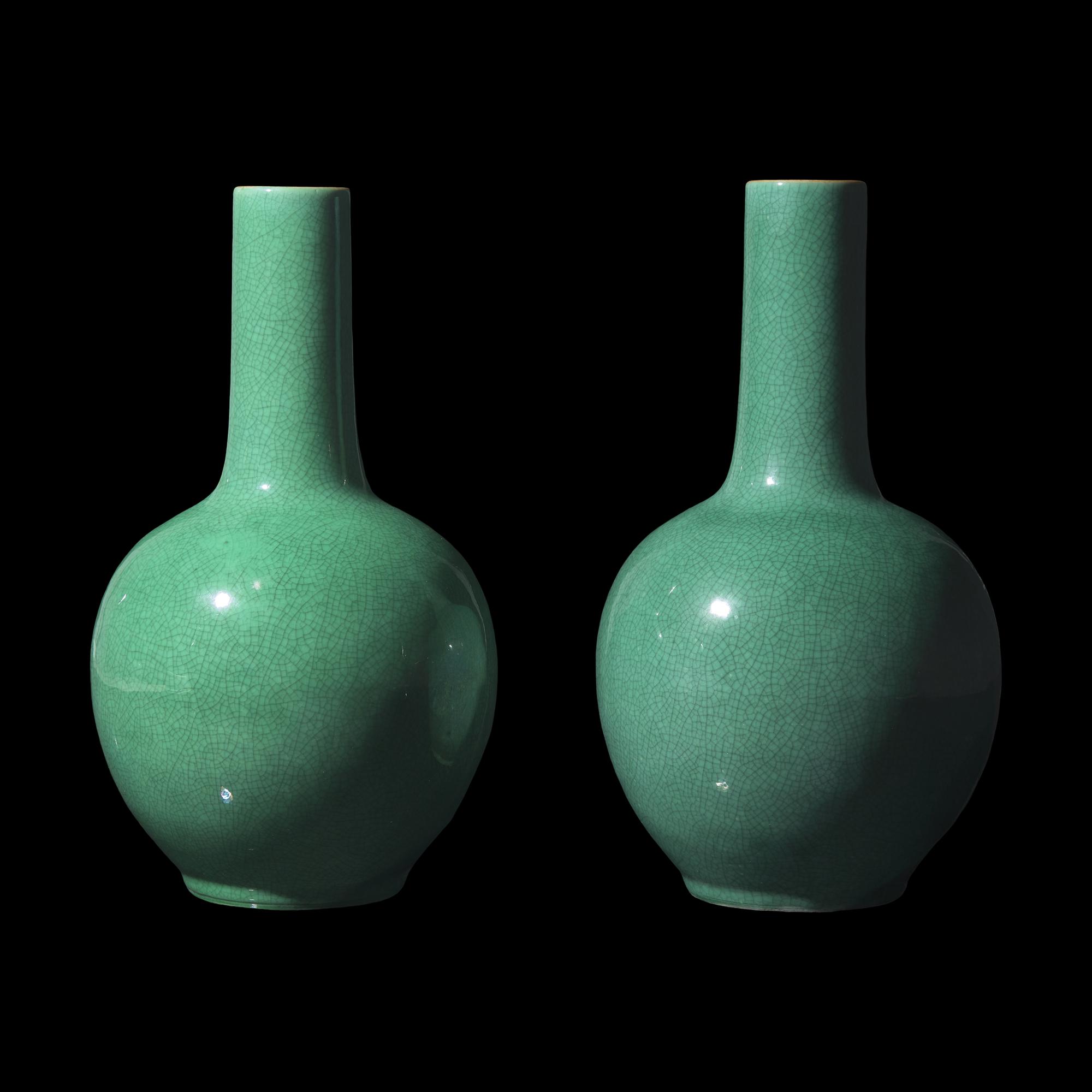 A Pair of Chinese Green Crackle Glazed Porcelain Bottle Vases, late 19th-Early 20th Century 清晚期 綠釉冰裂紋天球瓶一對