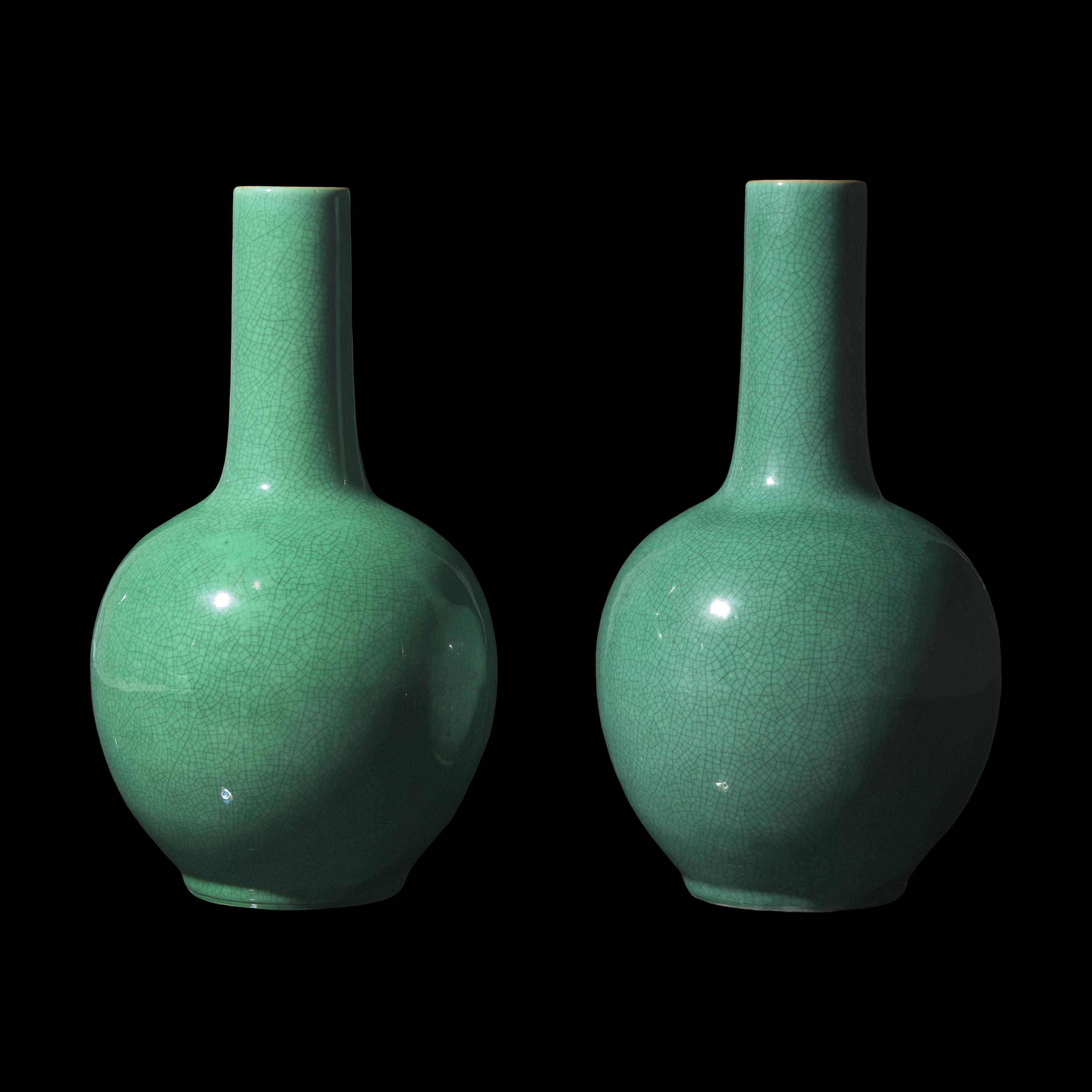 A Pair of Chinese Green Crackle Glazed Porcelain Bottle Vases, late 19th-Early 20th Century 清晚期 綠釉冰裂紋天球瓶一對