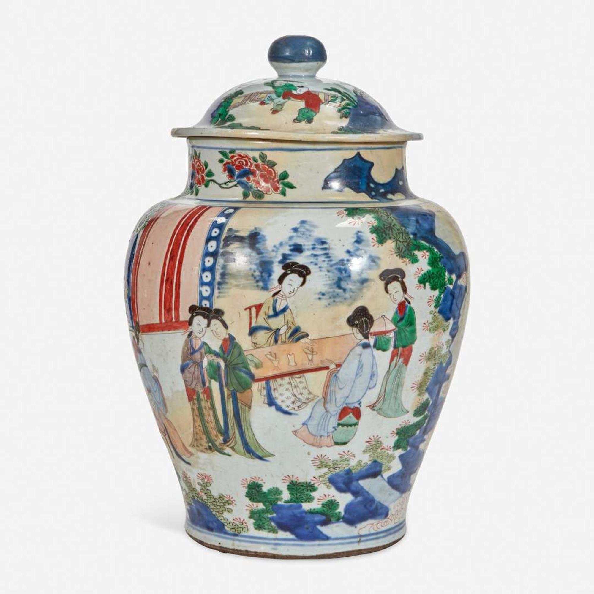 A Chinese wucai-decorated porcelain large jar and cover 五彩带盖大罐 17th century ????