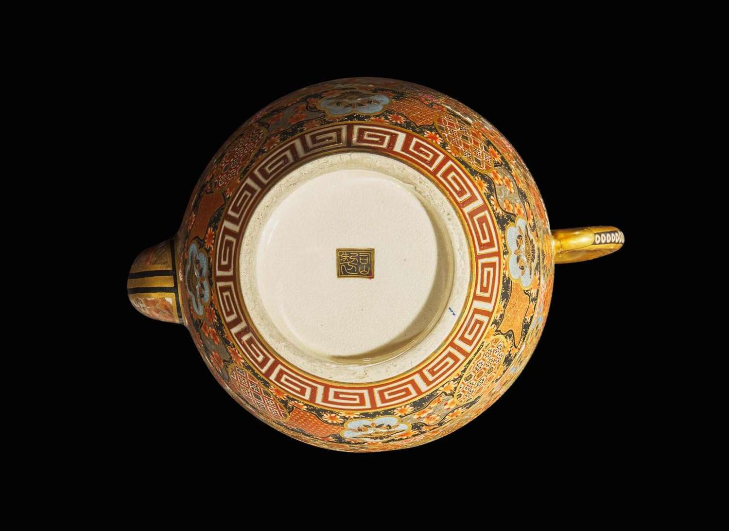 A finely decorated Satsuma-type ewer, signed Shizan, Meiji period 薩摩燒式執壺 司山製款 明治