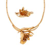 YELLOW GOLD AND DIAMOND FLOWER MOTIF NECKLACE AND BRACELET
