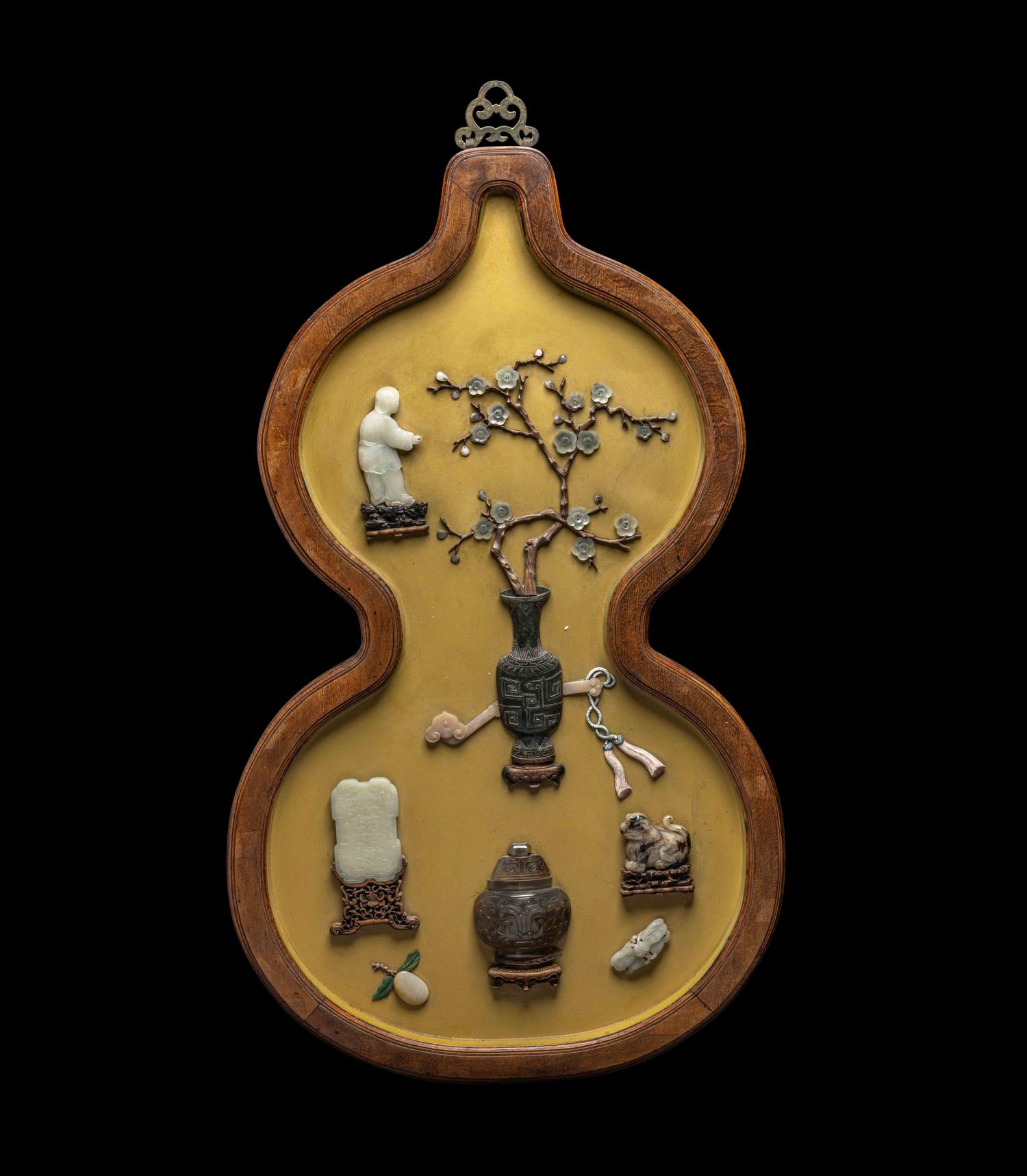 A Pair of Chinese Jade and Hardstone Embellished Yellow Lacquered Wood Gourd-Form Panels 黃漆地嵌寳博古圖葫蘆形挂屏一對