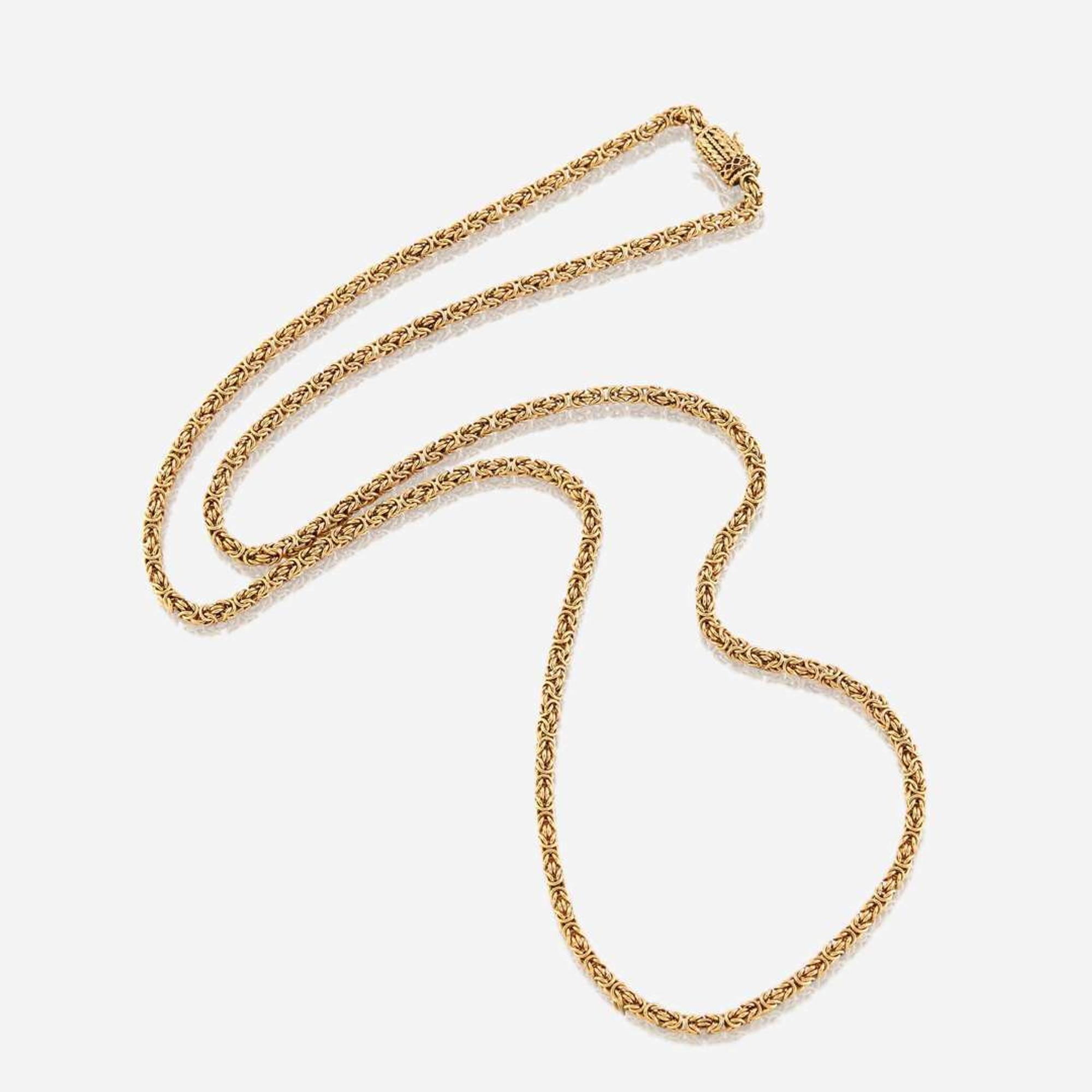 An eighteen karat gold necklace