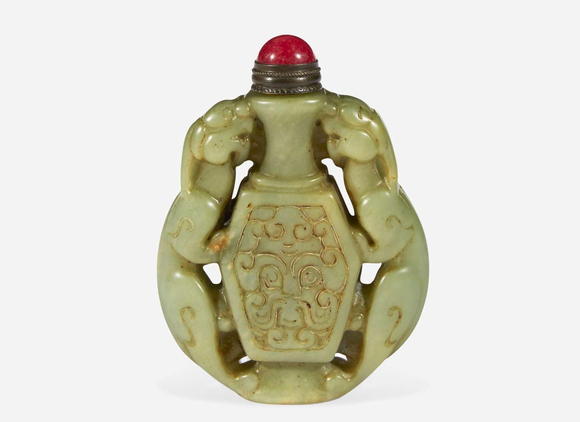 A Chinese carved celadon jade snuff bottle 青玉鼻煙壺