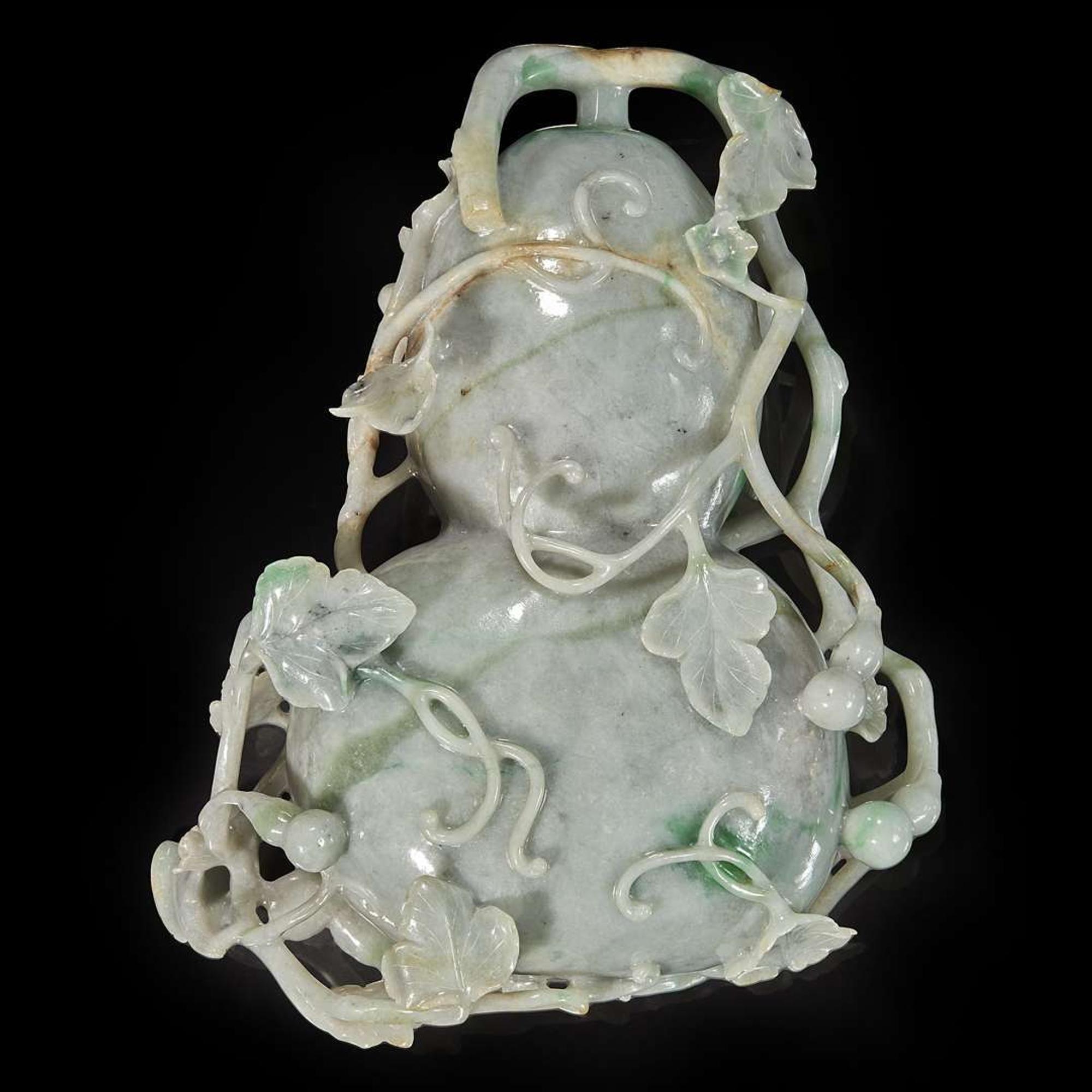 A Chinese carved jadeite double gourd brushwasher 翡翠葫芦笔洗