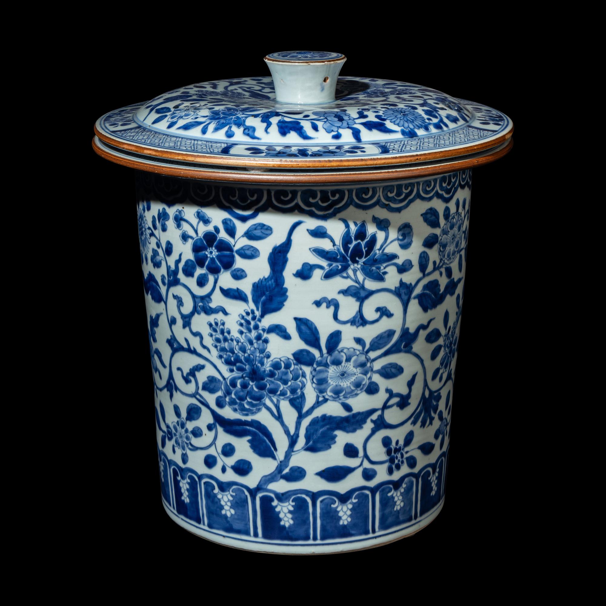 A Chinese Blue and White 'Floral' Porcelain Ice Bucket, Kangxi Period 清康熙 青花纏枝花卉紋冰桶