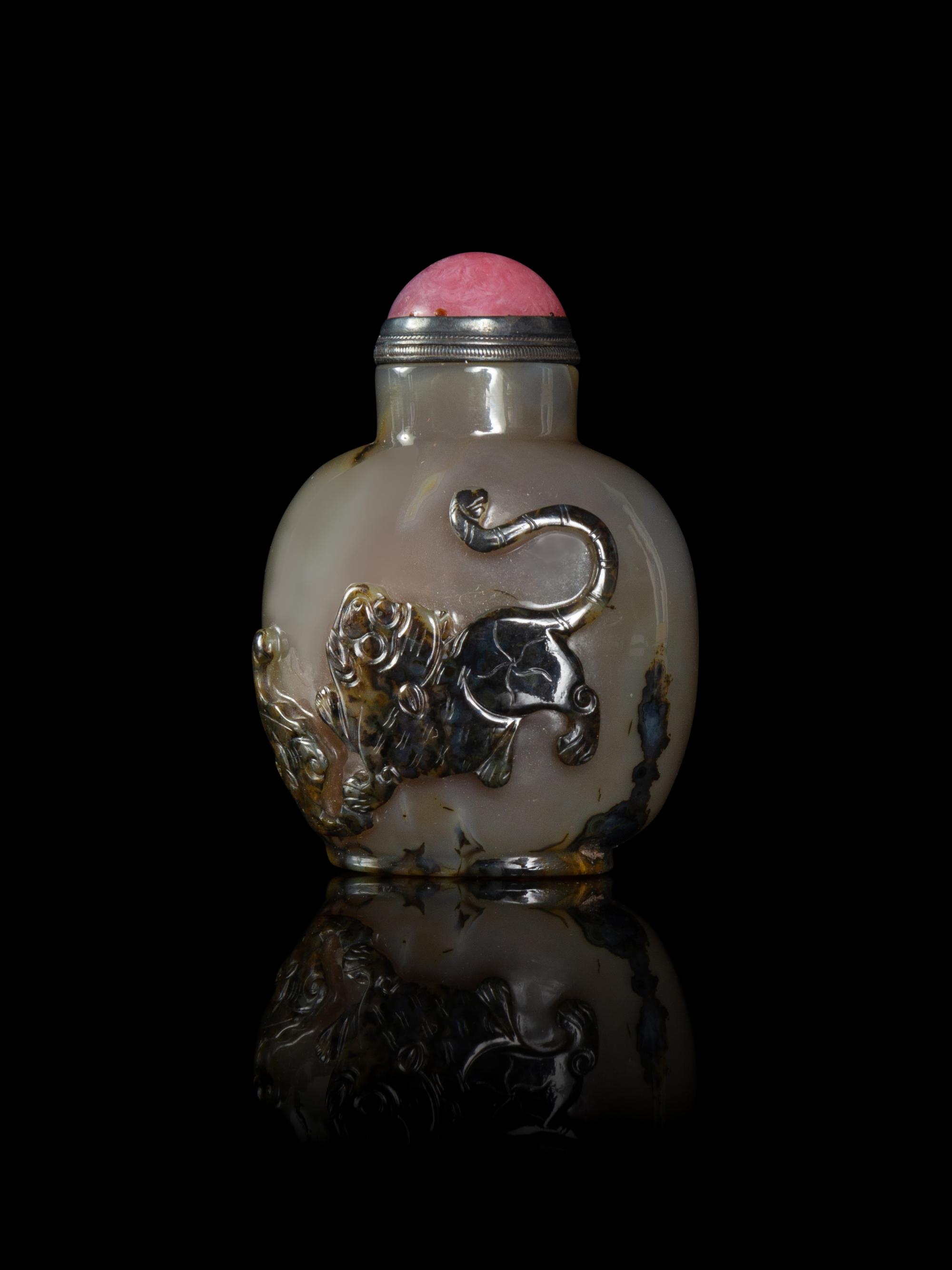 A Carved Silhouette Grey Agate Snuff Bottle