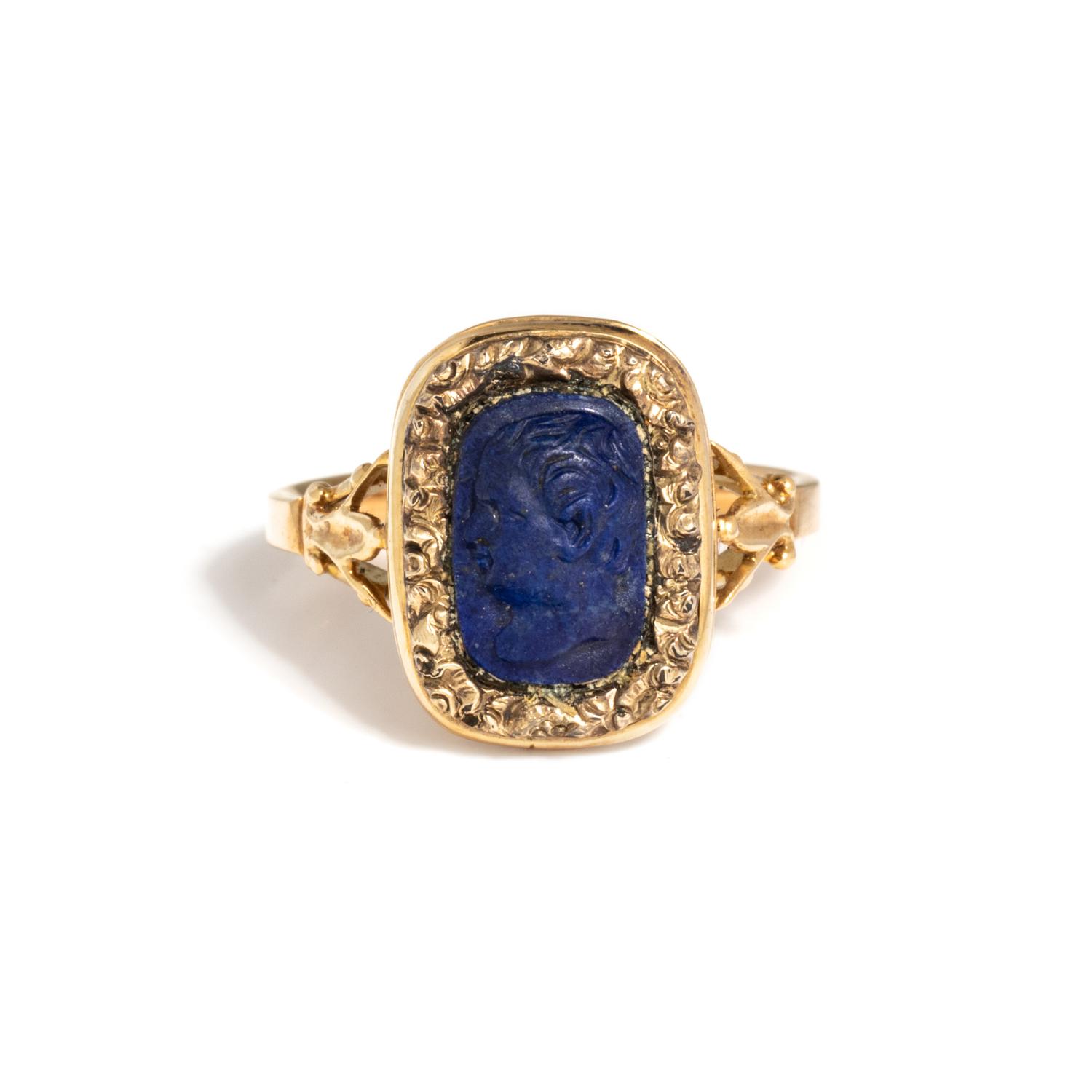 LAPIS LAZULI CAMEO AND YELLOW GOLD RING