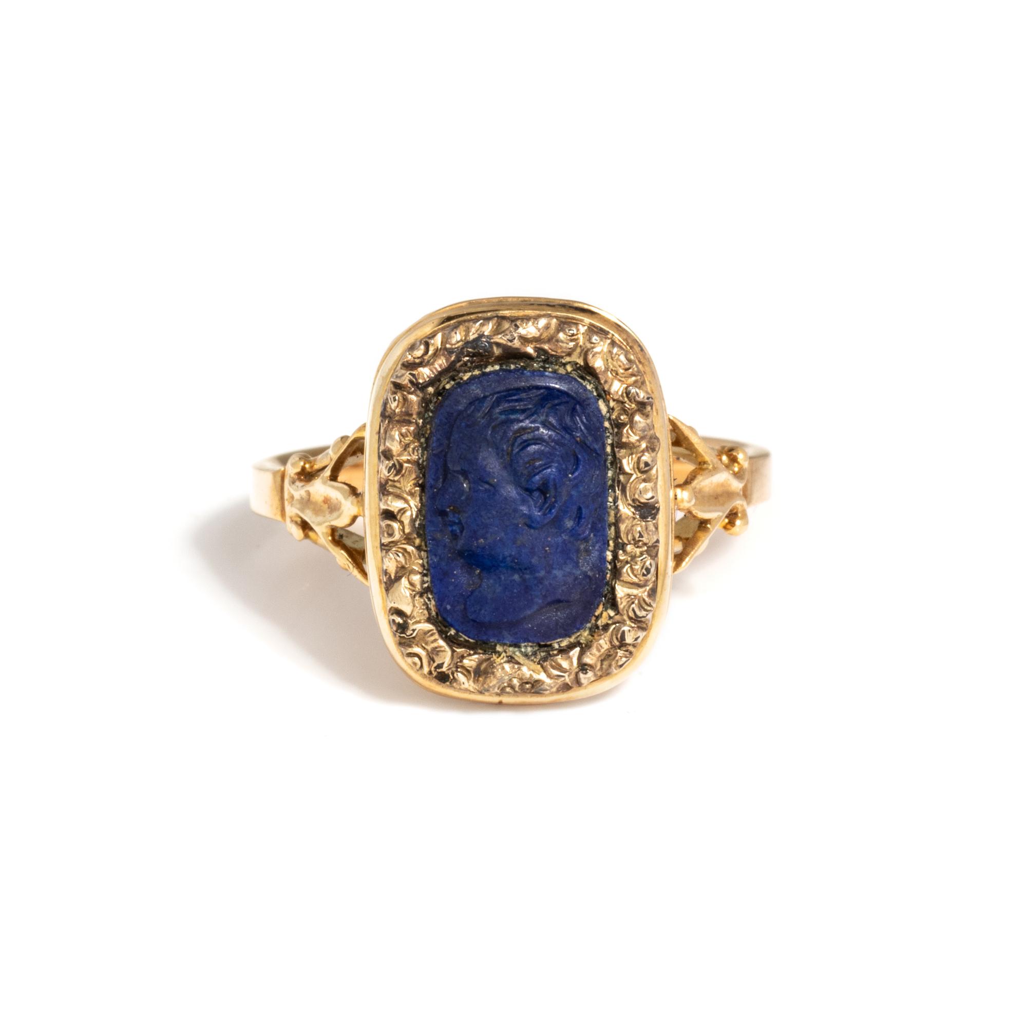 LAPIS LAZULI CAMEO AND YELLOW GOLD RING
