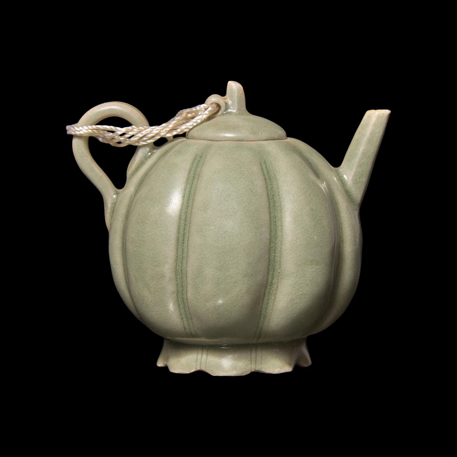 A Chinese Yueyao Style Melon Form Water Dropper and Cover 越窯青釉瓜棱式硯滴