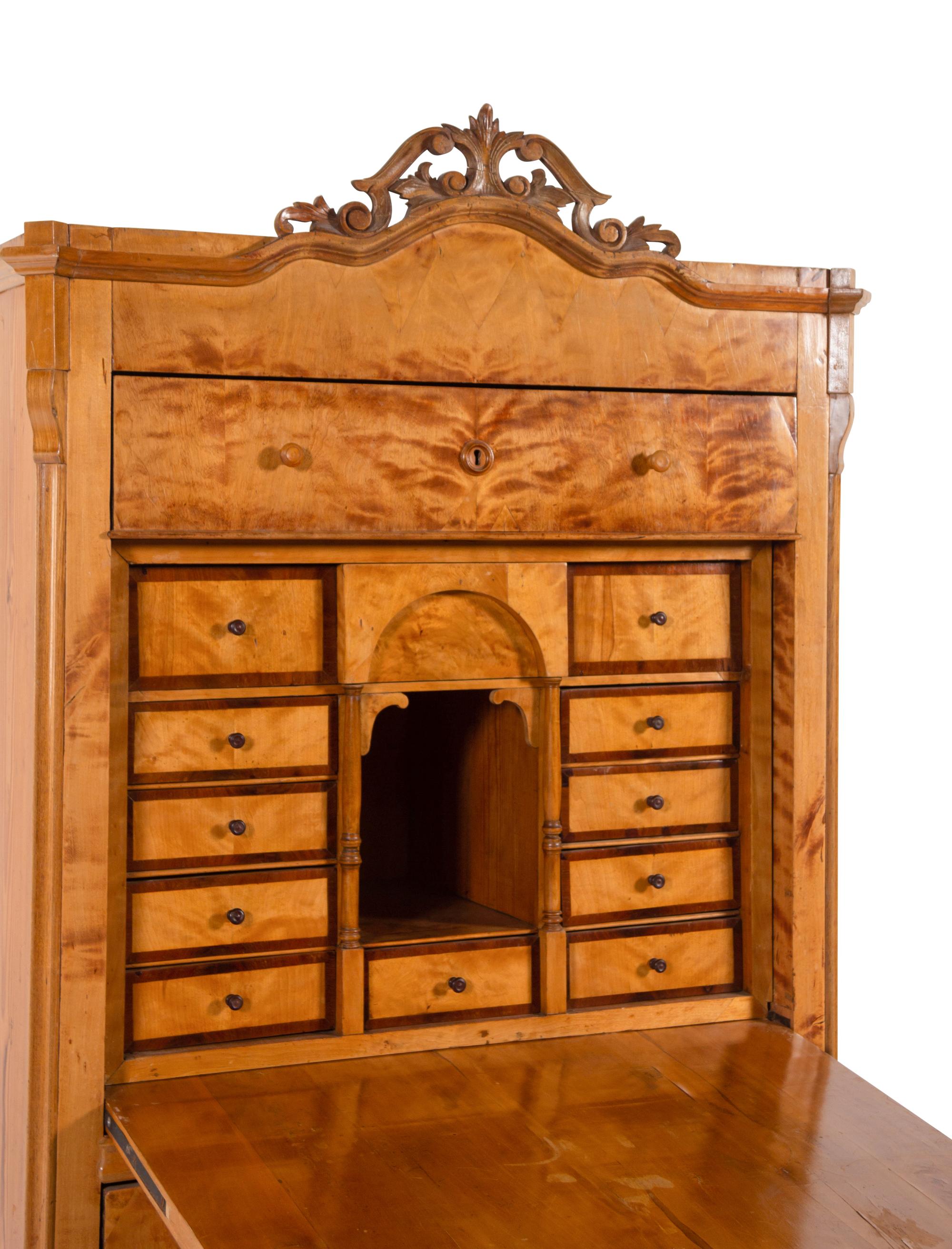 A Continental Maple Secrétaire à Abattant