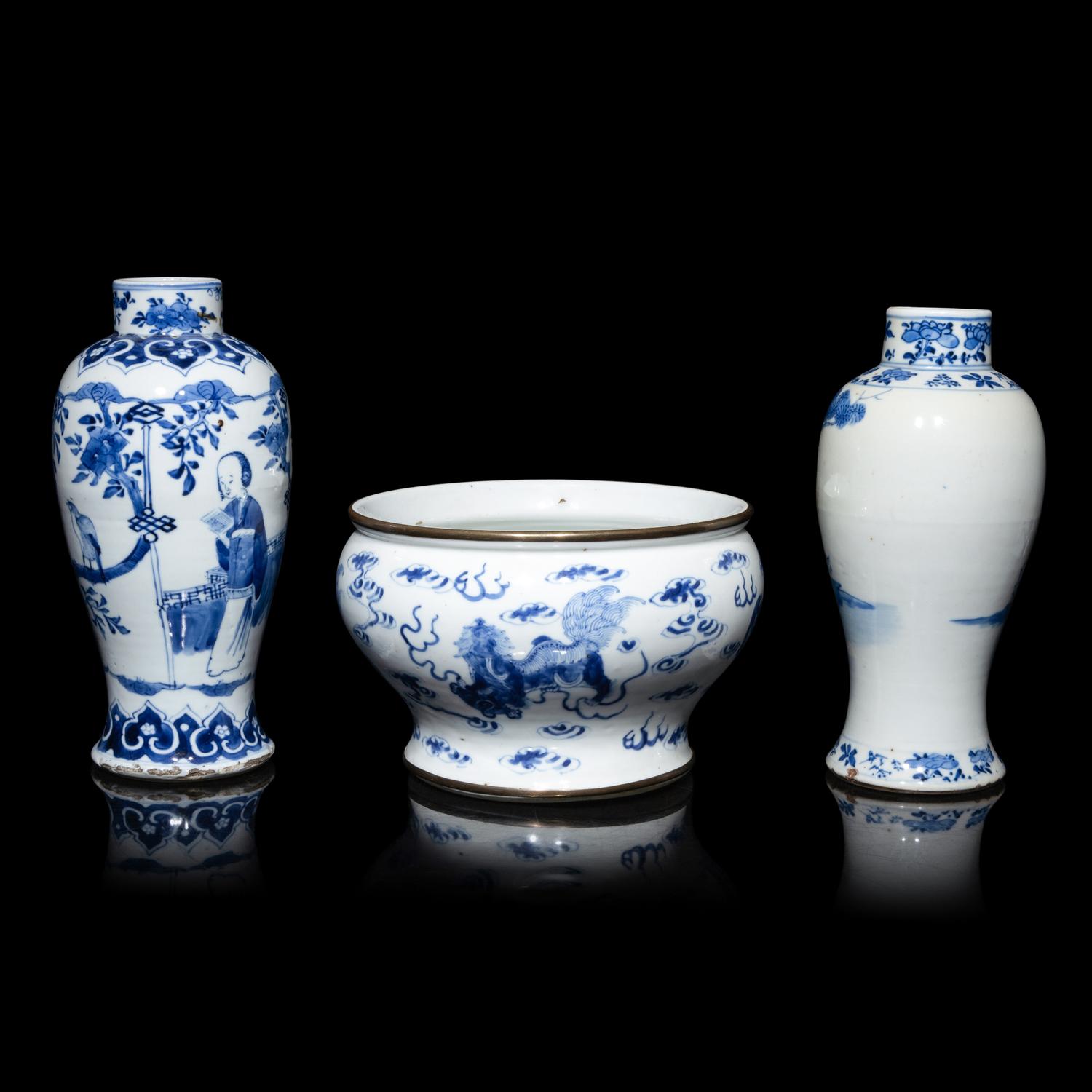 Three Chinese Blue and White Porcelain Vessels, 18th-19th Century 清中期 青花 佛獅紋洗及 人物圖賞瓶兩支