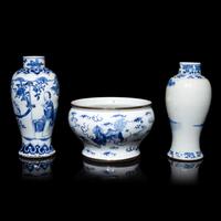 Three Chinese Blue and White Porcelain Vessels, 18th-19th Century 清中期 青花 佛獅紋洗及 人物圖賞瓶兩支